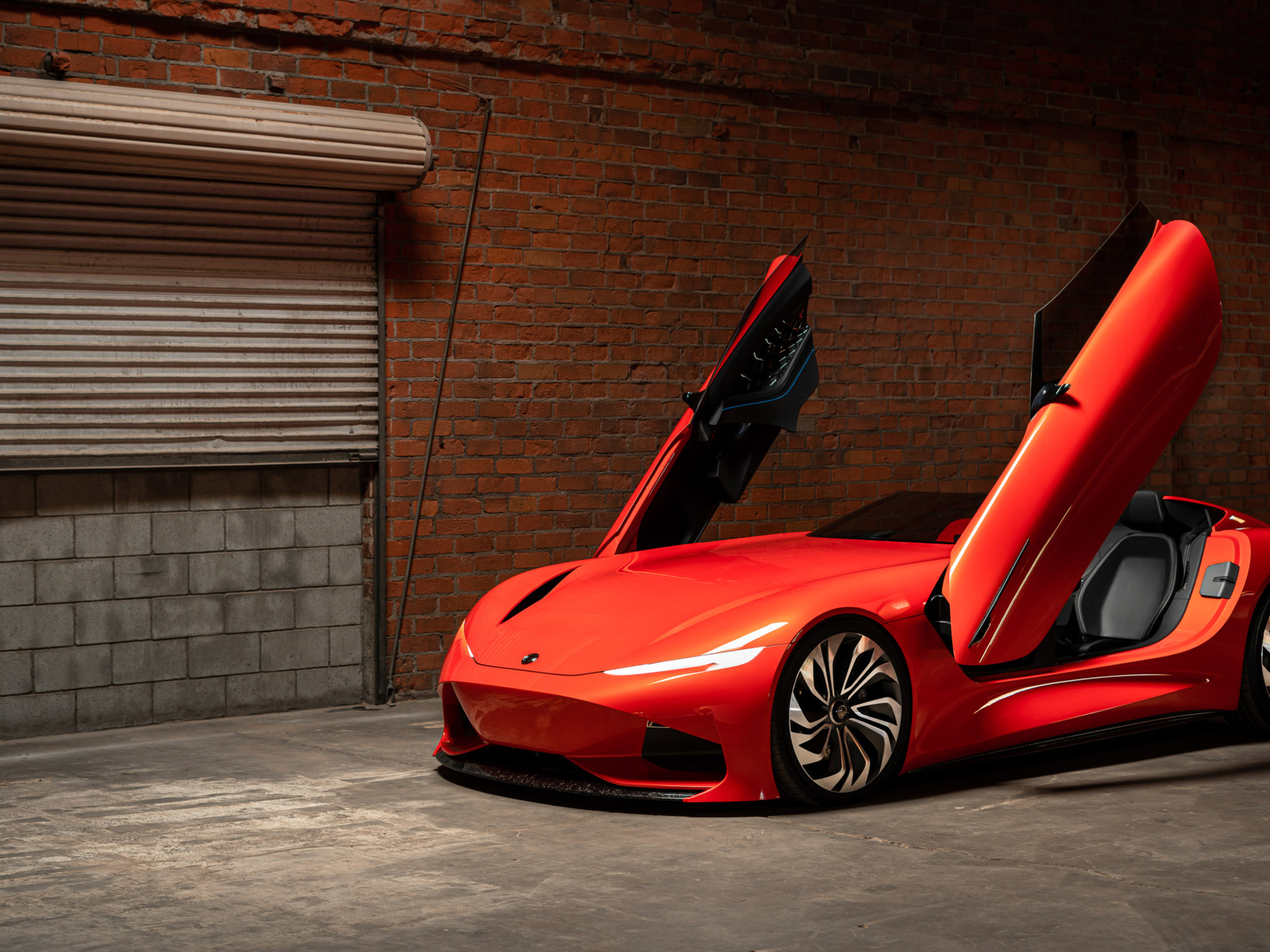Красный автомобиль Karma SC1 Vision Concept 2019 года с открытыми дверями