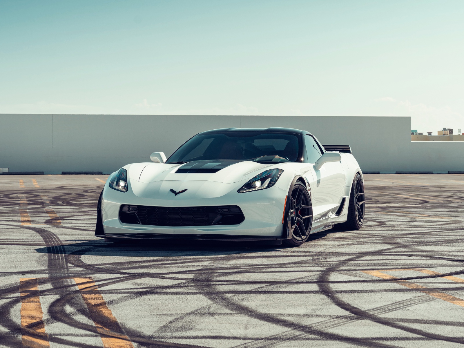 Белый спортивный автомобиль Corvette Grand Sport