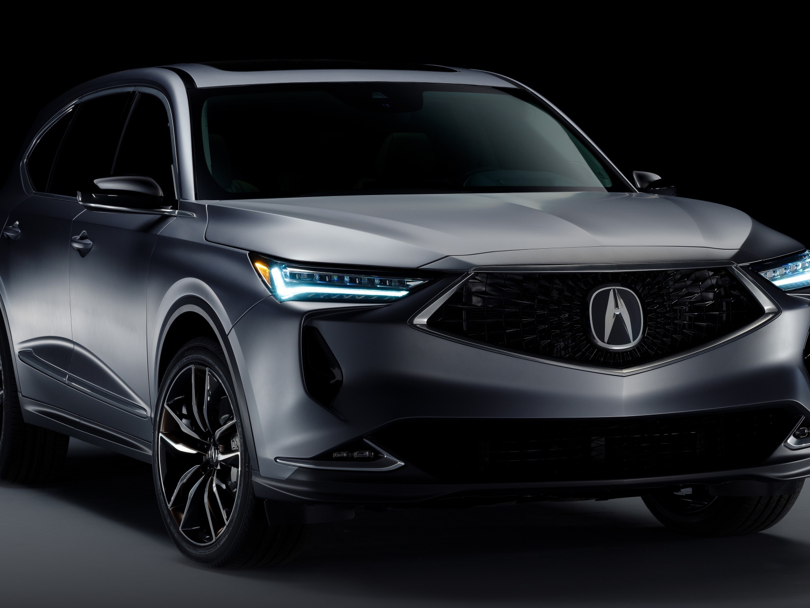 Серебристый автомобиль Acura MDX Prototype 2020 года на черном фоне