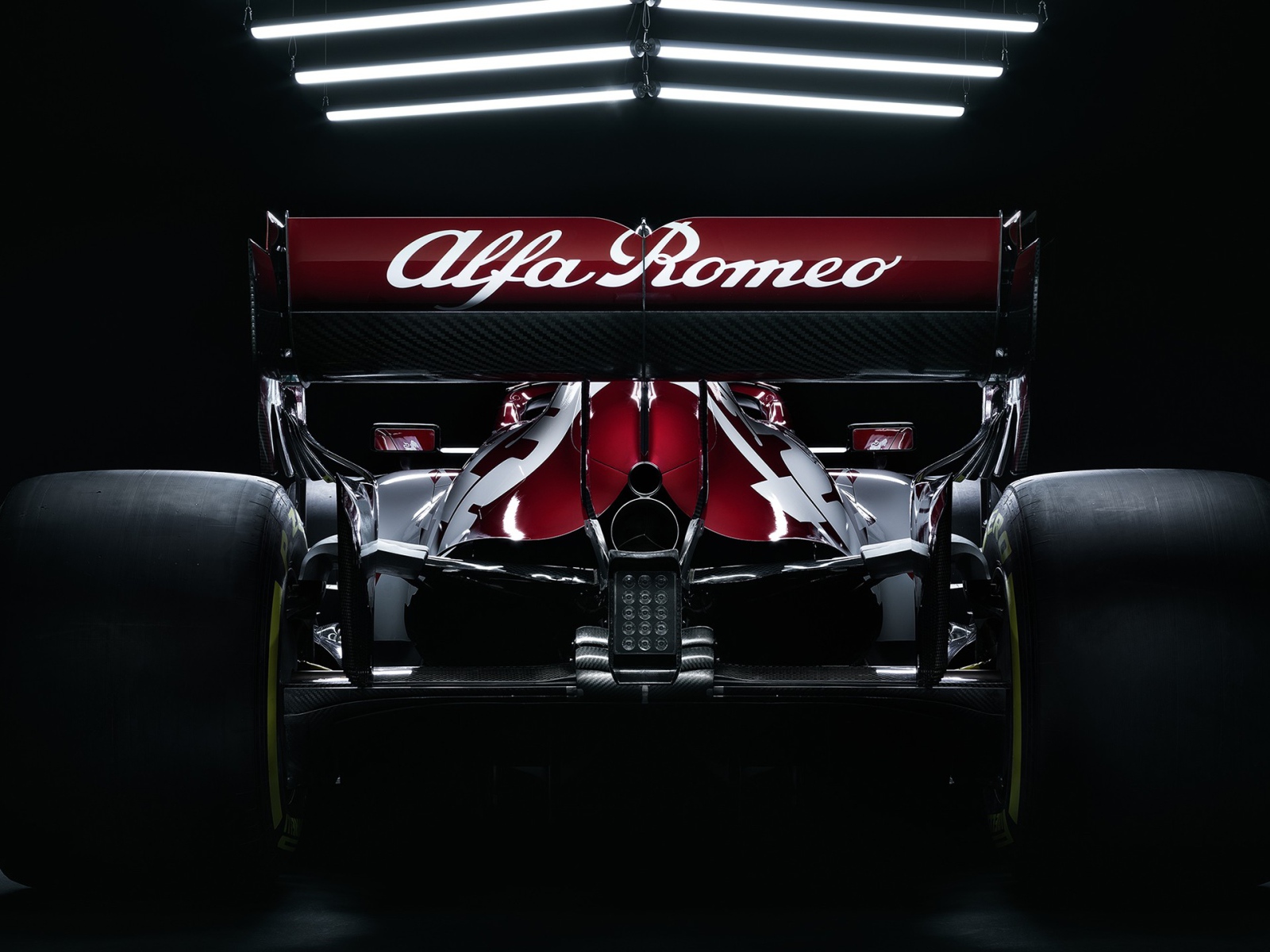 Гоночный автомобиль Alfa Romeo C39 2020 года вид сзади