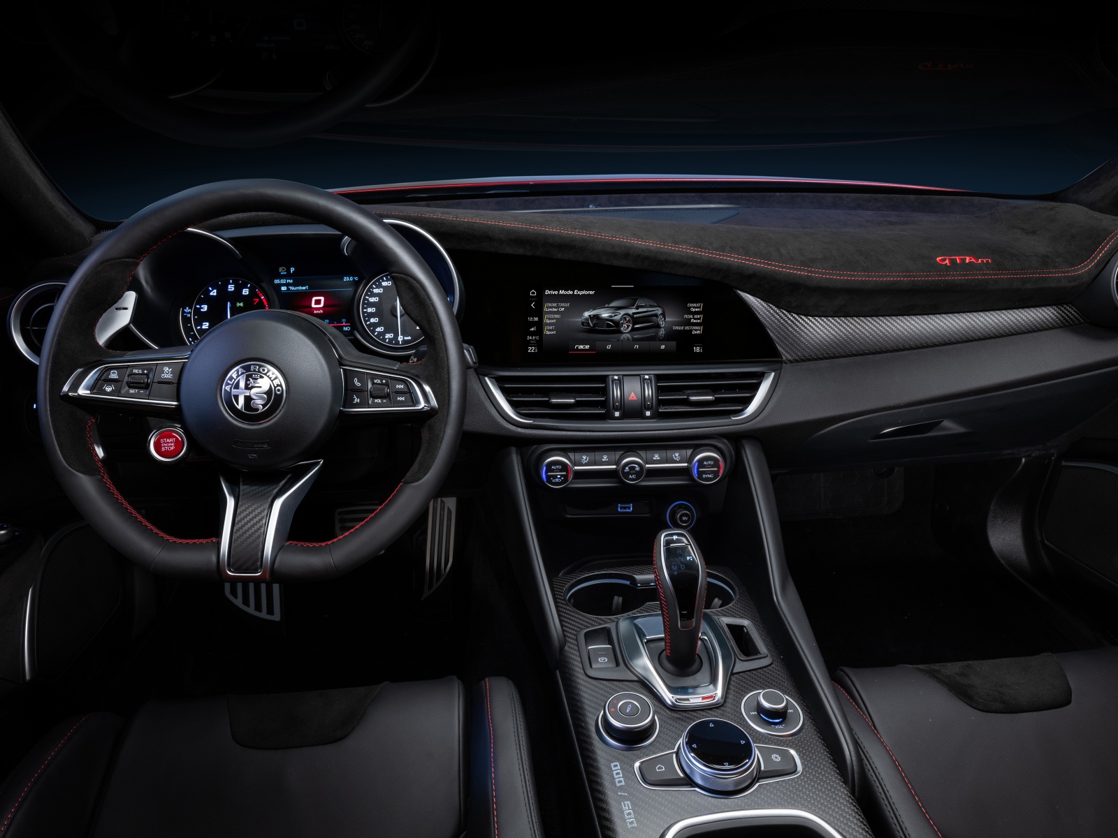 Салон автомобиля Alfa Romeo Giulia GTAm 2020 года 