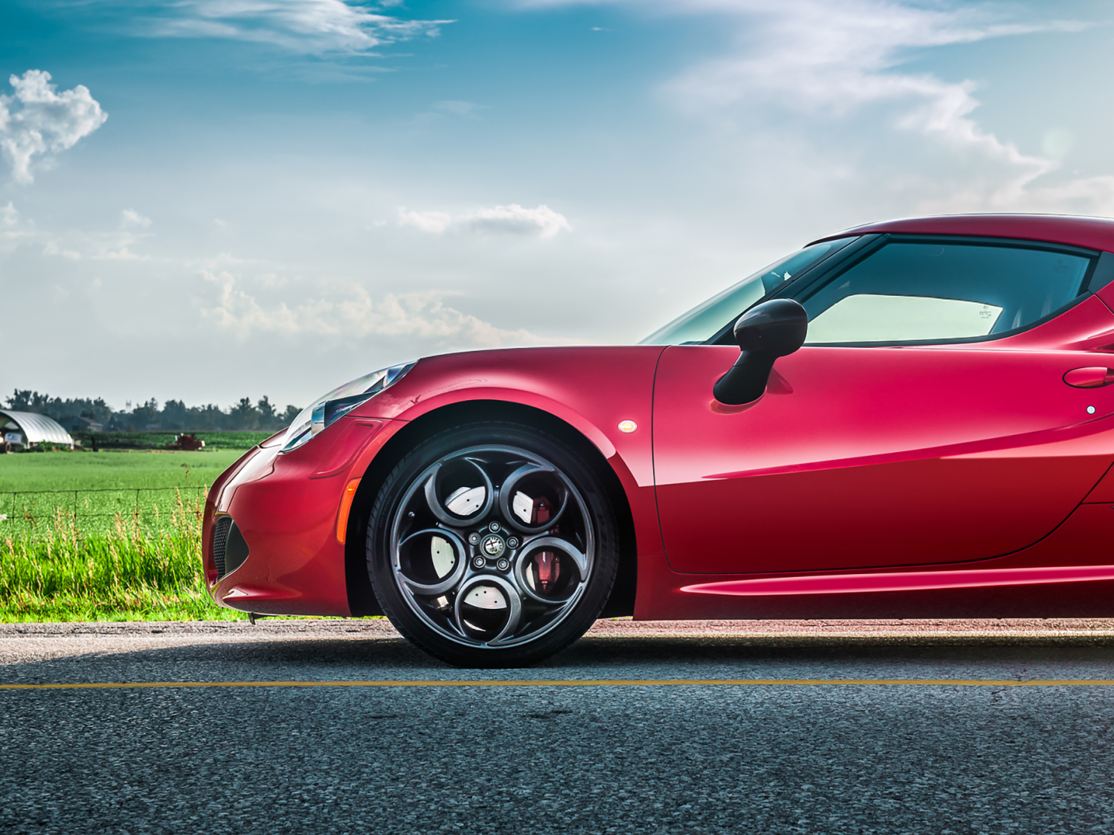 Красный автомобиль Alfa Romeo 4C на трассе 