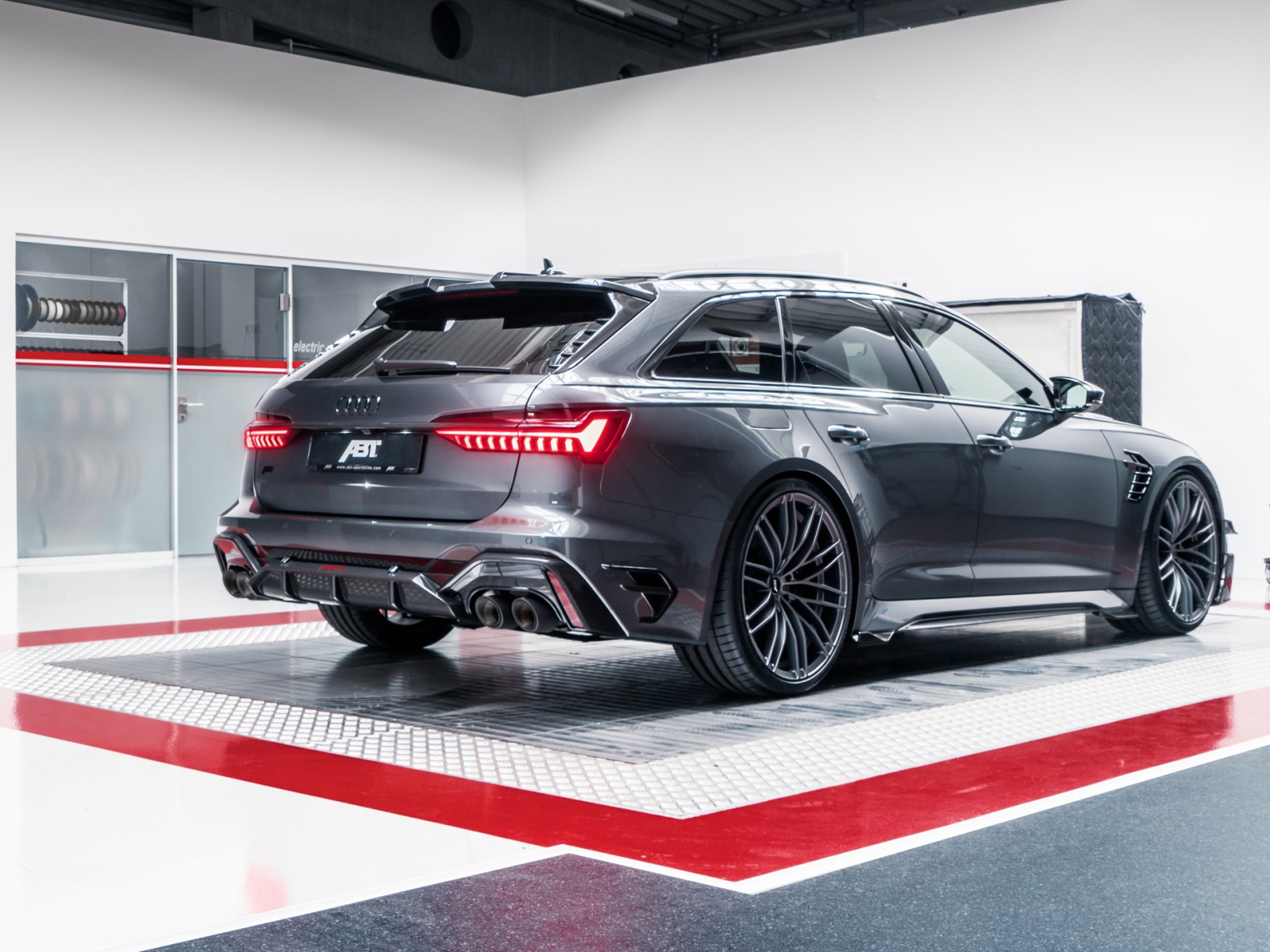 Автомобиль ABT RS6-R 2020 года вид сзади
