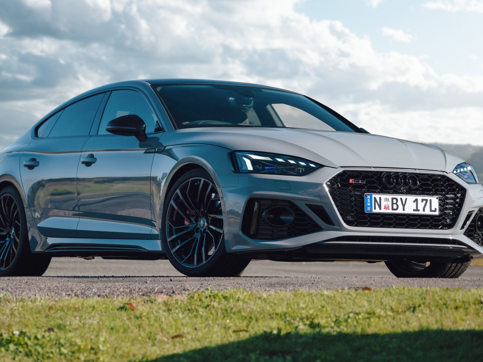 Серебристый автомобиль Audi RS 5 Sportback 2020 года 