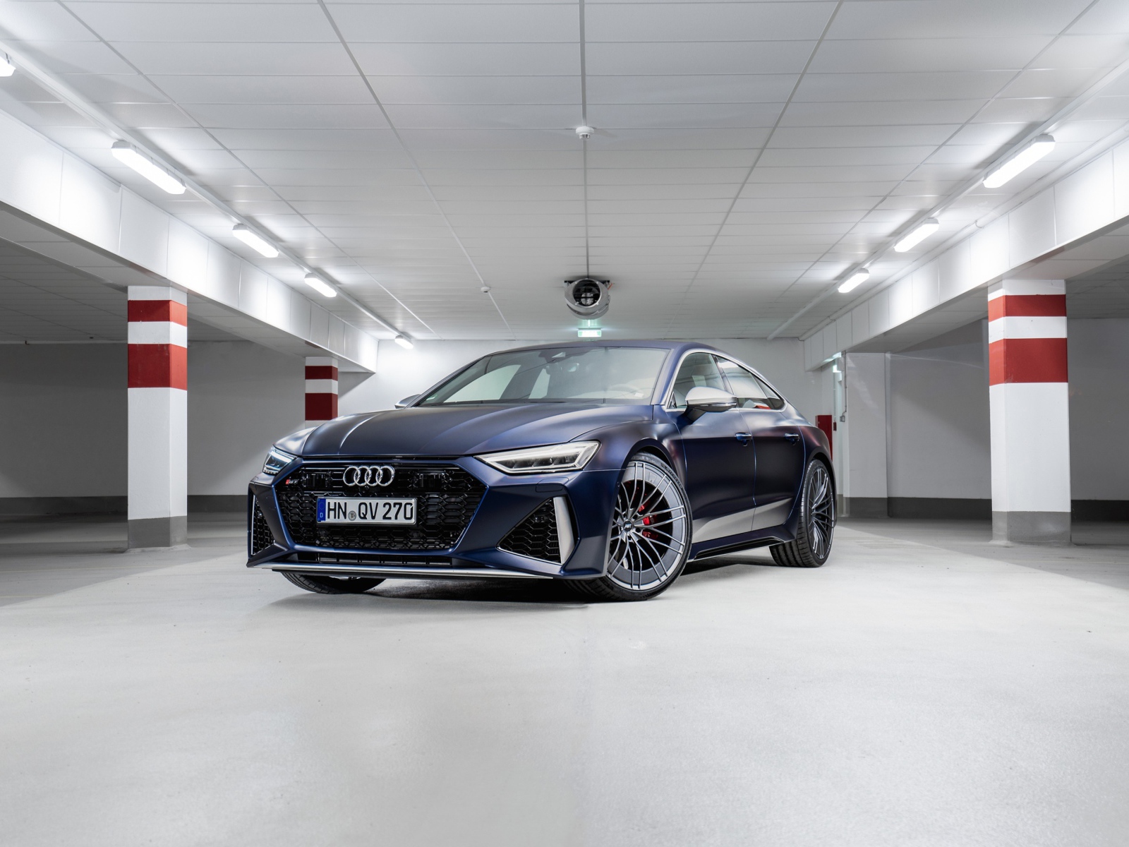 Автомобиль Audi RS 7 Sportback 2020 года на подземной парковке 