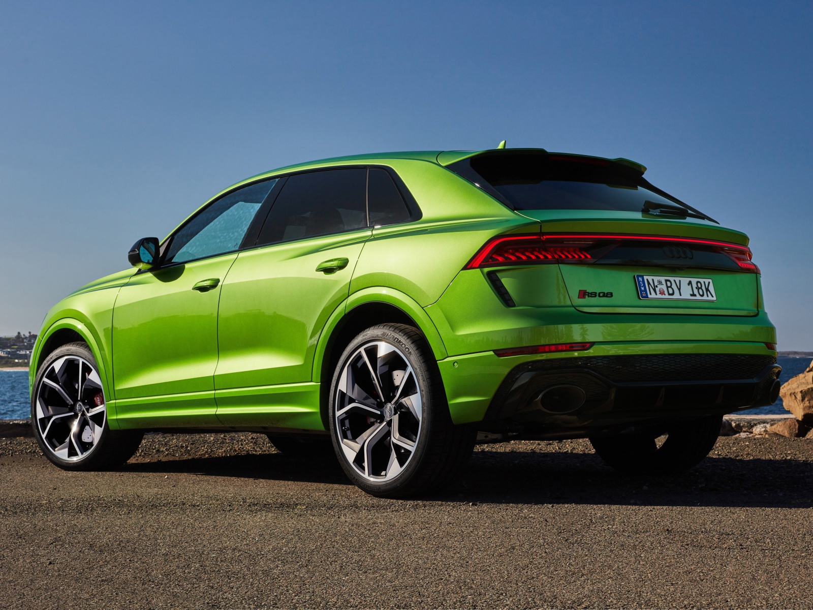 Автомобиль Audi RS Q8 2020 года вид сзади у воды