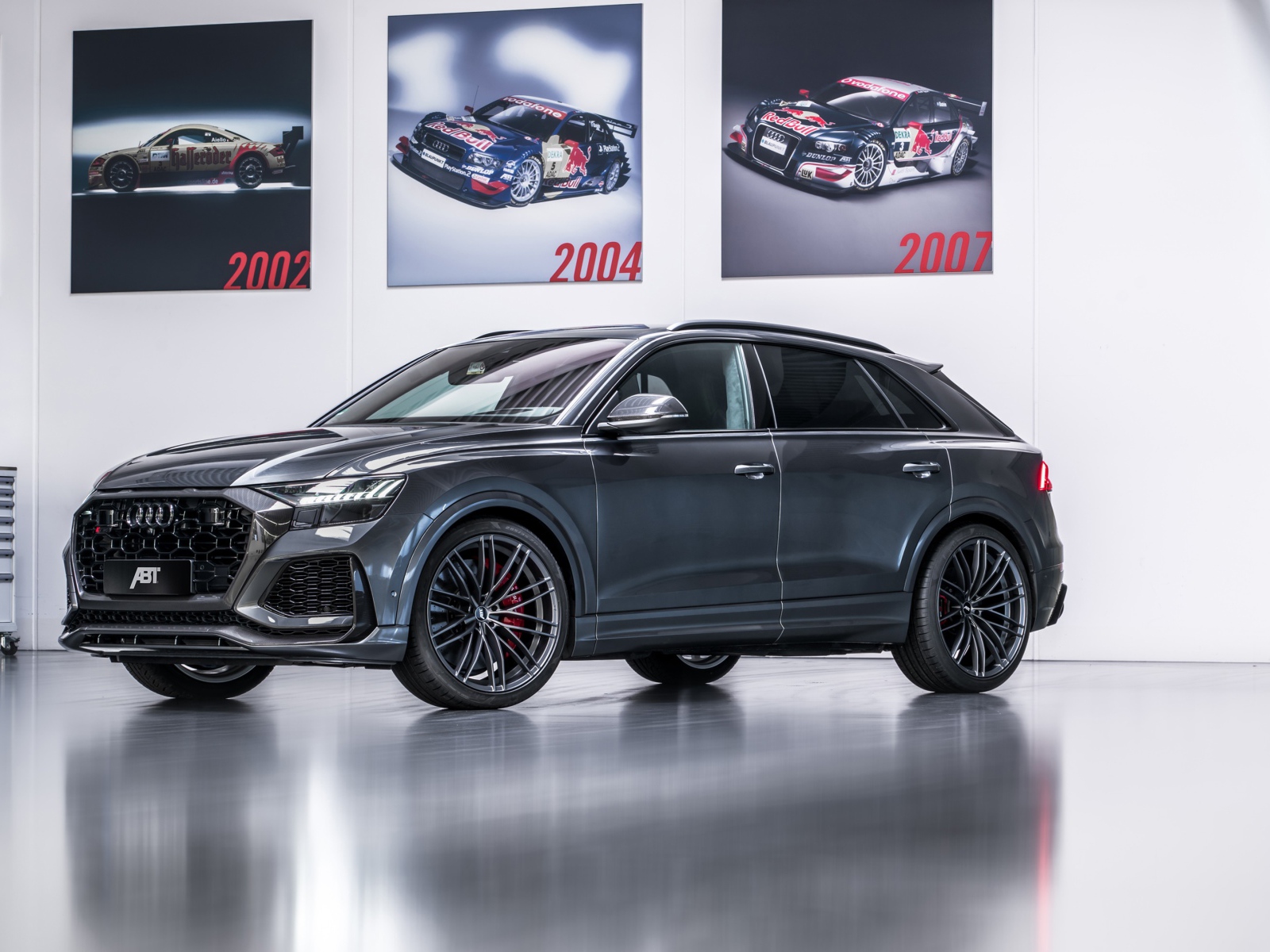 Серый автомобиль Audi RS Q8 2020 года на выставке 