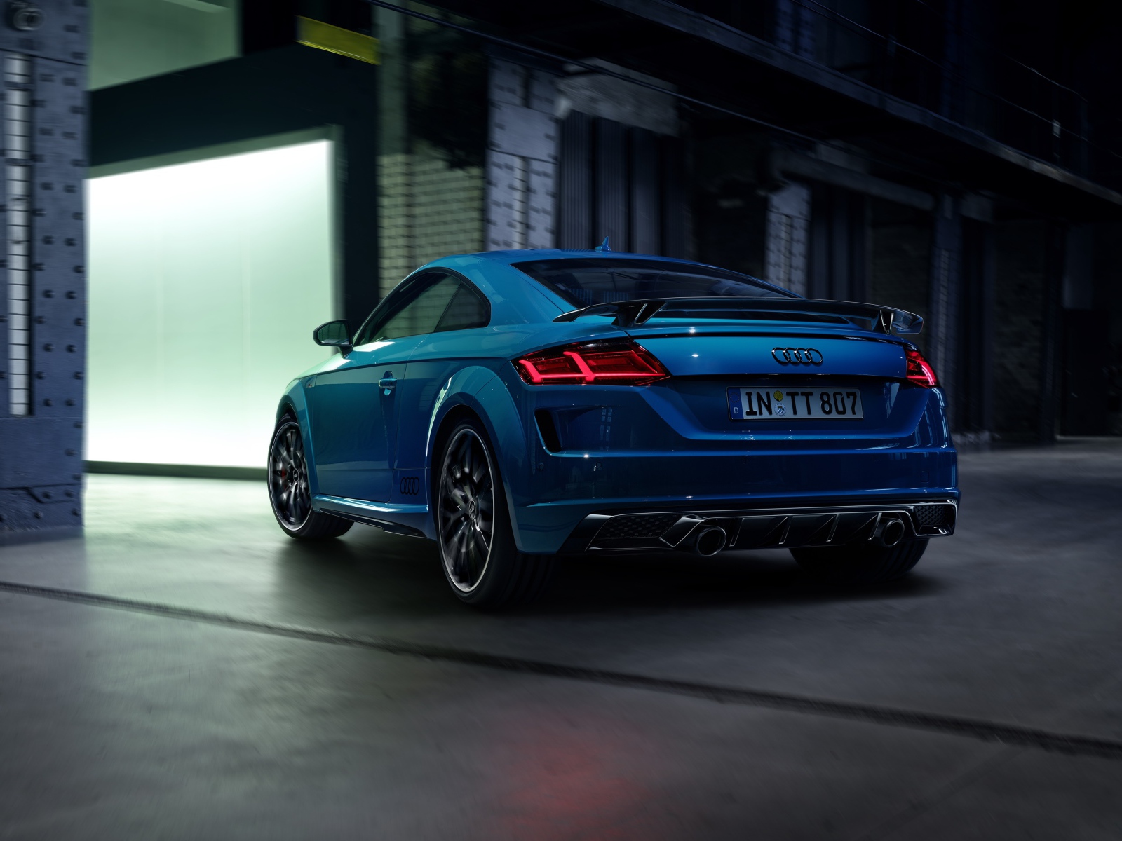 Синий автомобиль Audi TT Coupe 45 TFSI Quattro S Line Competition Plus 2020  года вид сзади