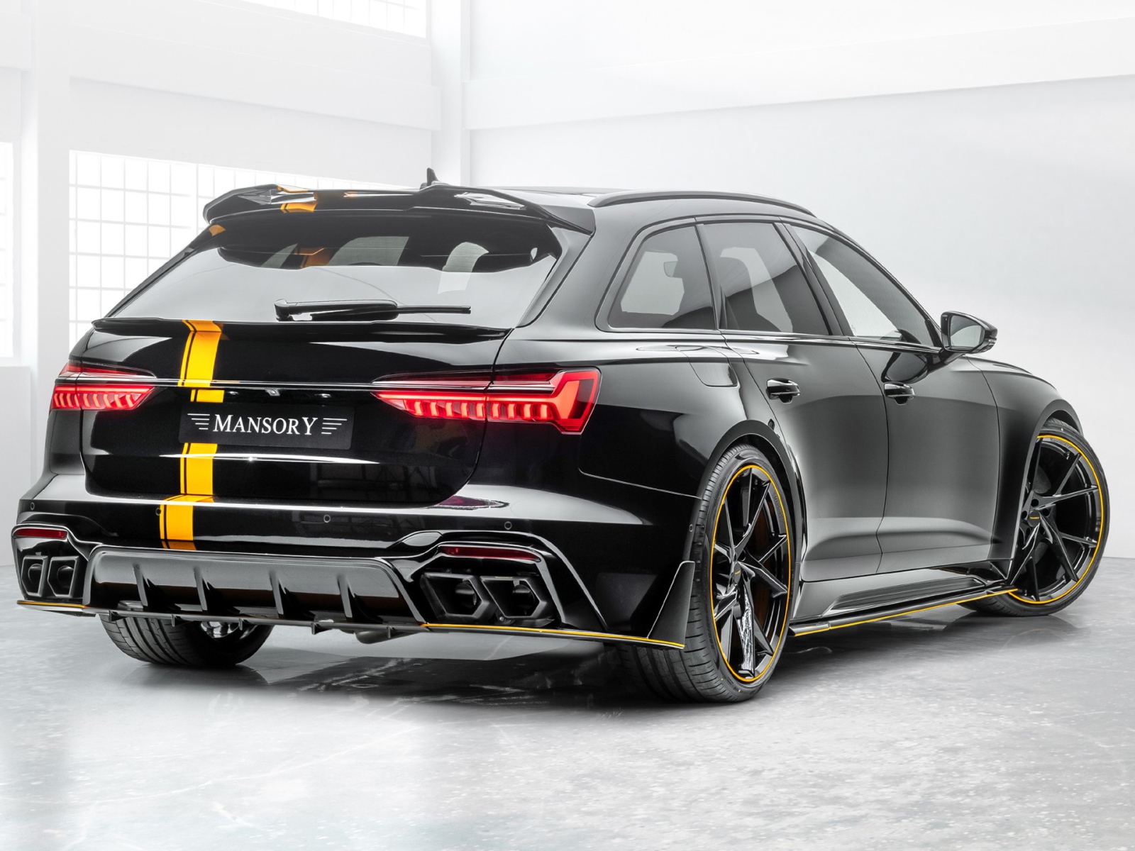 Автомобиль Mansory Audi RS 6 Avant 2020 года вид сзади
