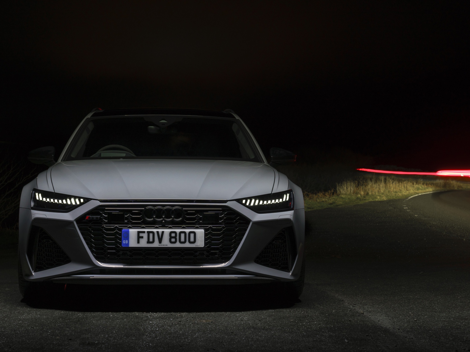 Серебристый автомобиль Audi RS 6 Avant 2020 года 