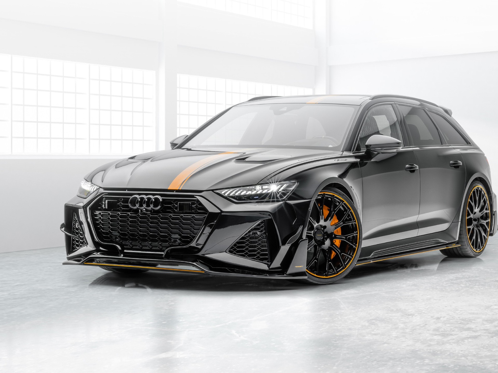 Серебристый автомобиль Mansory Audi RS 6 Avant 2020 года в белом здании