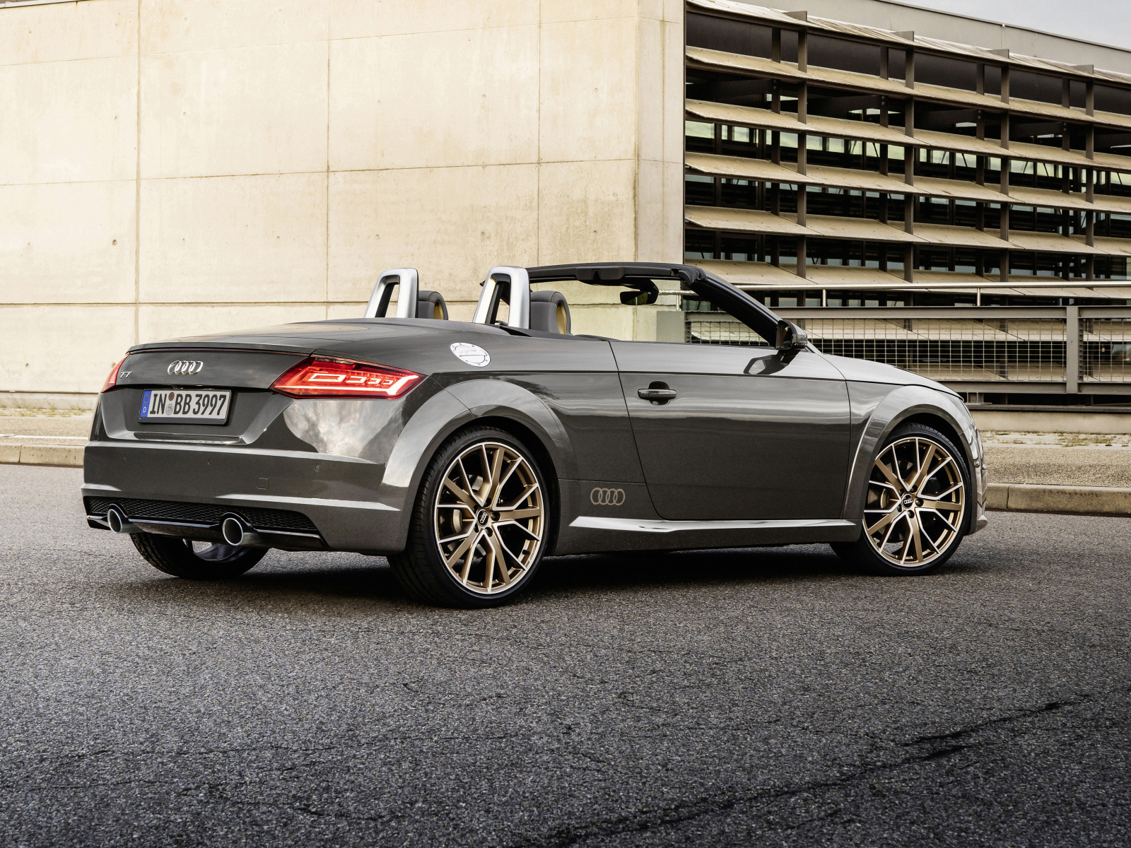 Автомобиль кабриолет Audi TT Roadster, 2021 года вид сзади