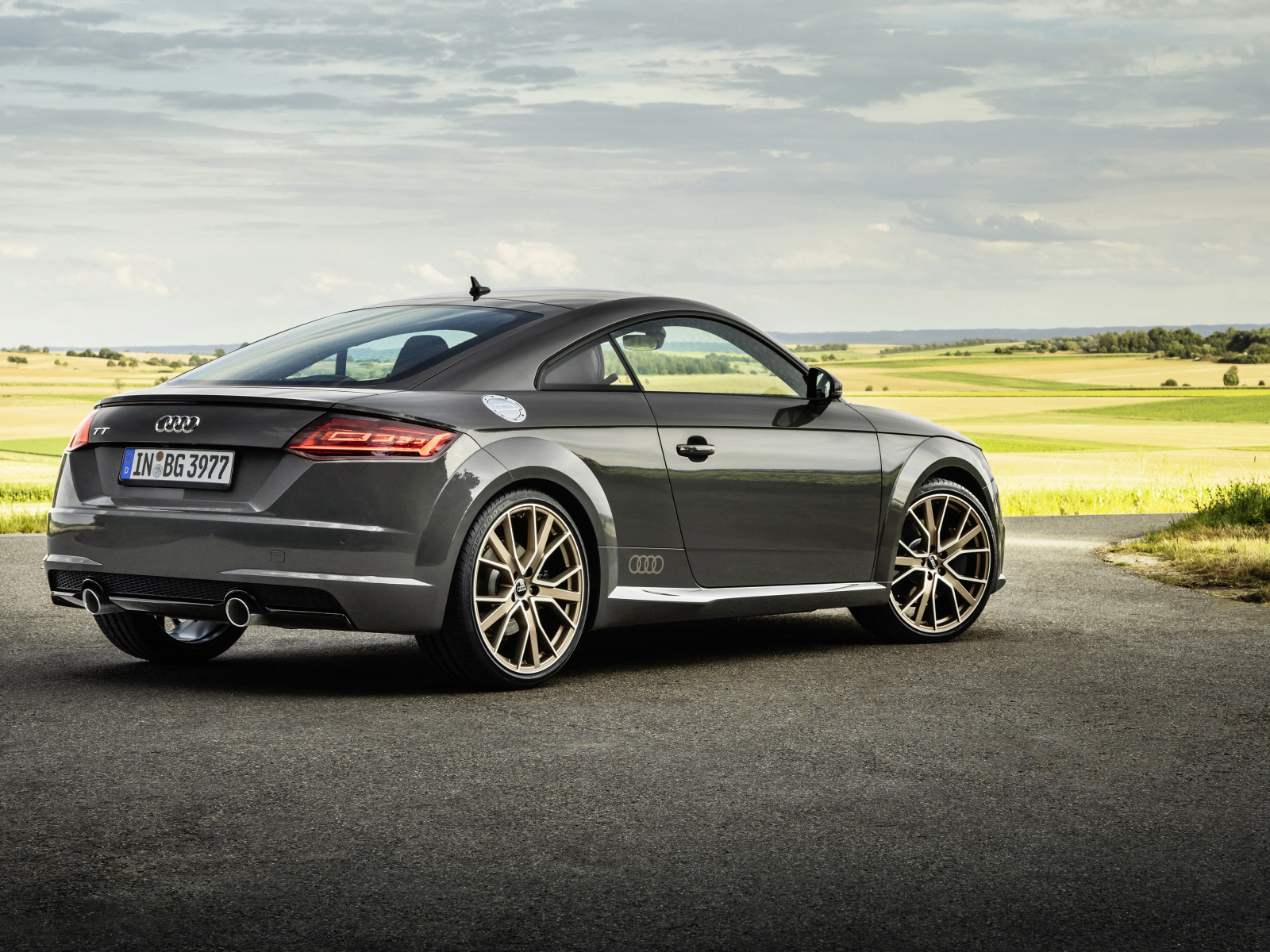 Автомобиль Audi TT, 2021 года на фоне полей
