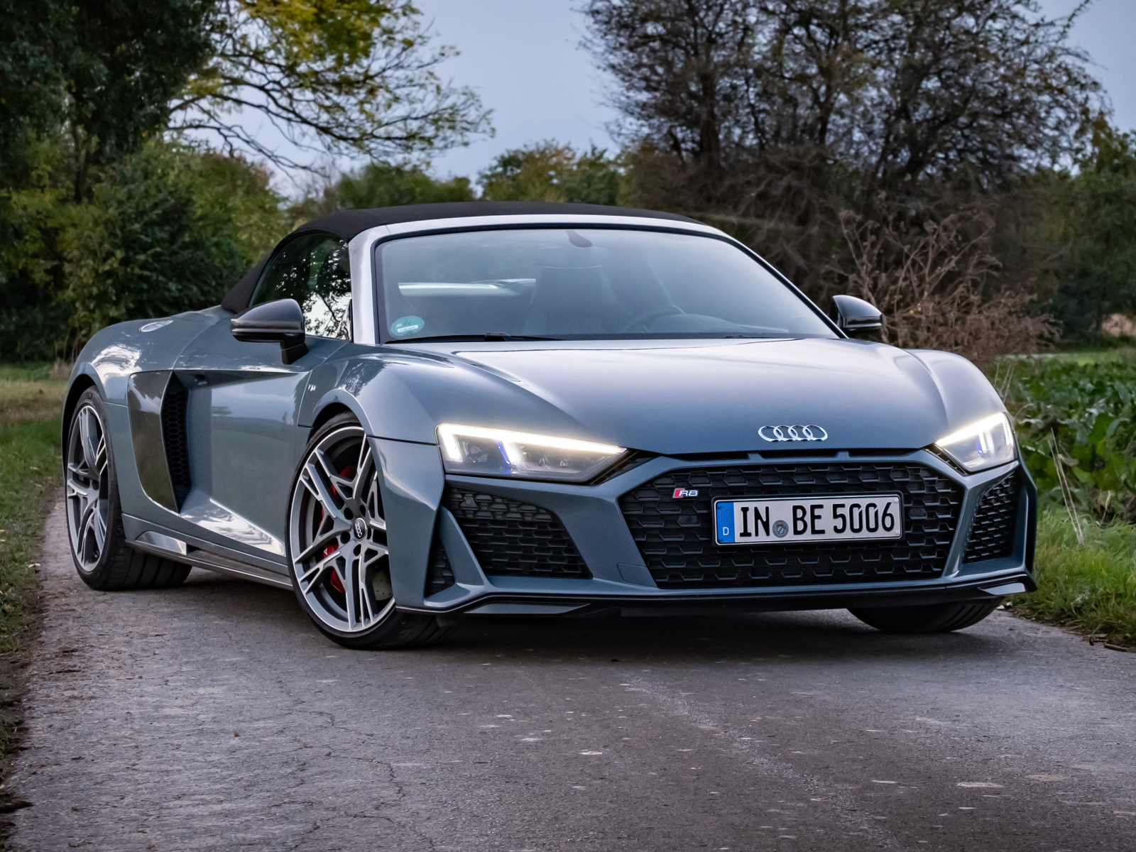 Автомобиль Audi R8 V10 вид спереди