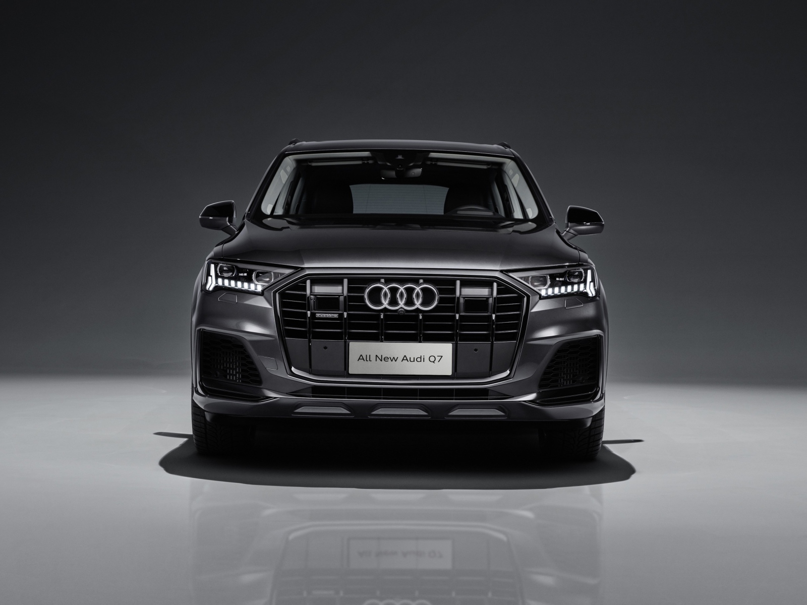 Черный автомобиль Audi Q7 55 TFSI Quattro S Line 2020 года вид спереди