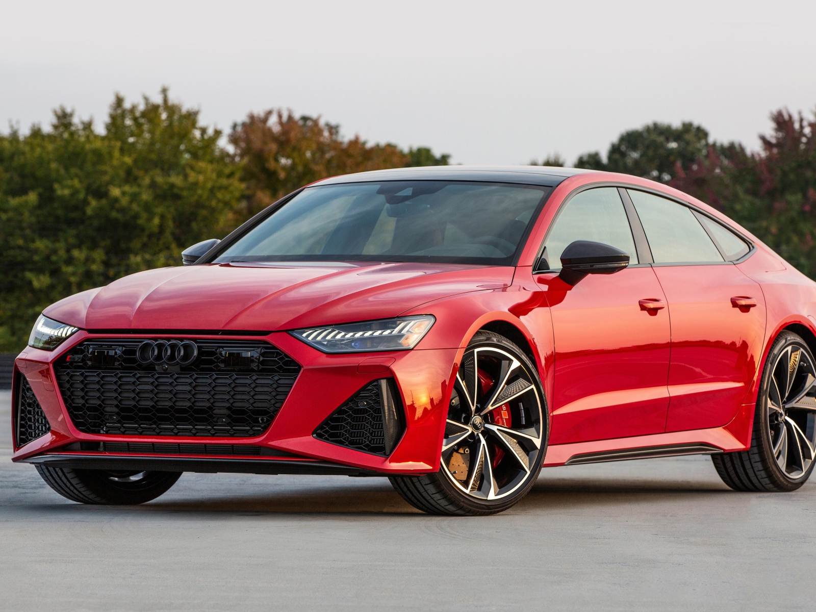 Красный автомобиль  Audi RS 7 Sportback, 2021 года 