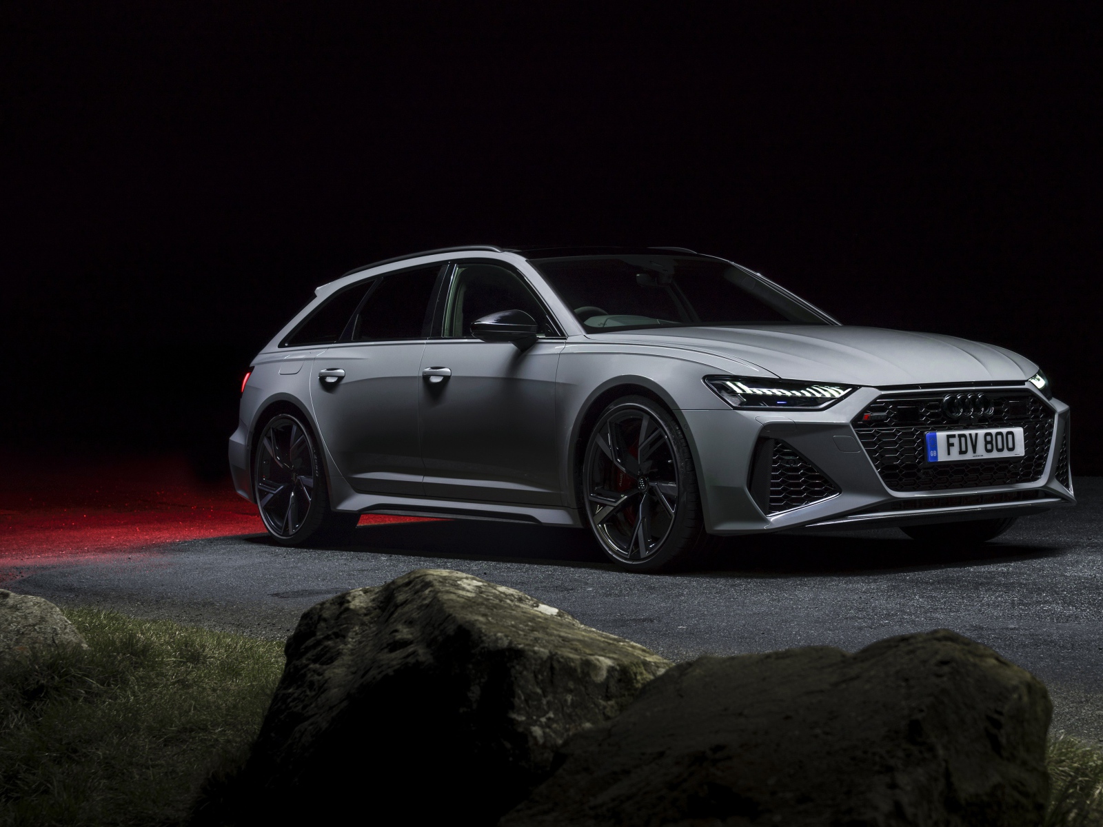 Серебристый автомобиль Audi RS 6 Avant 2020 года на дороге ночью 