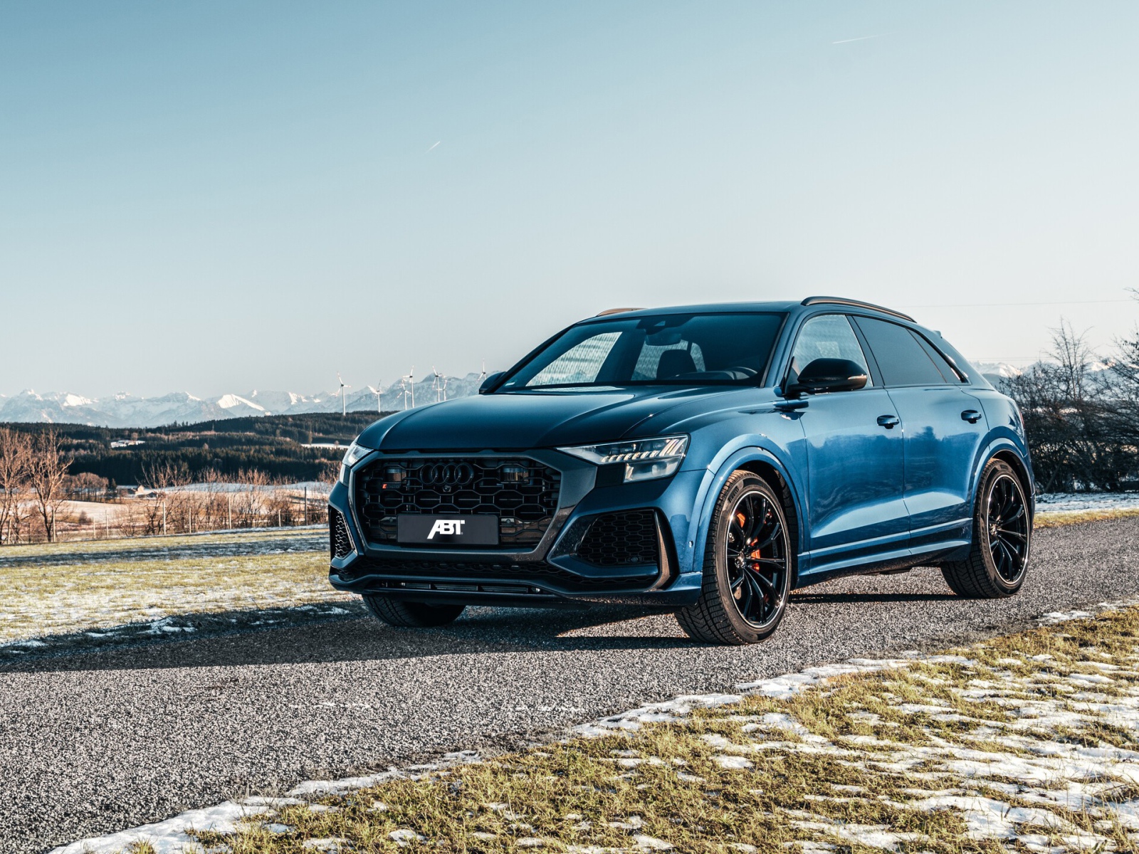 Стильный автомобиль  Audi RS Q8 2020 года на дороге 