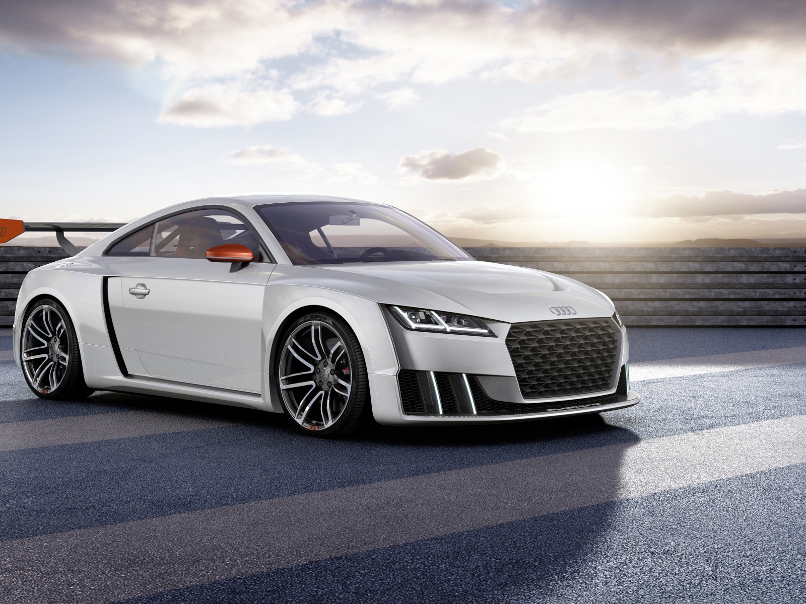 Белый автомобиль Audi TT в лучах солнца 