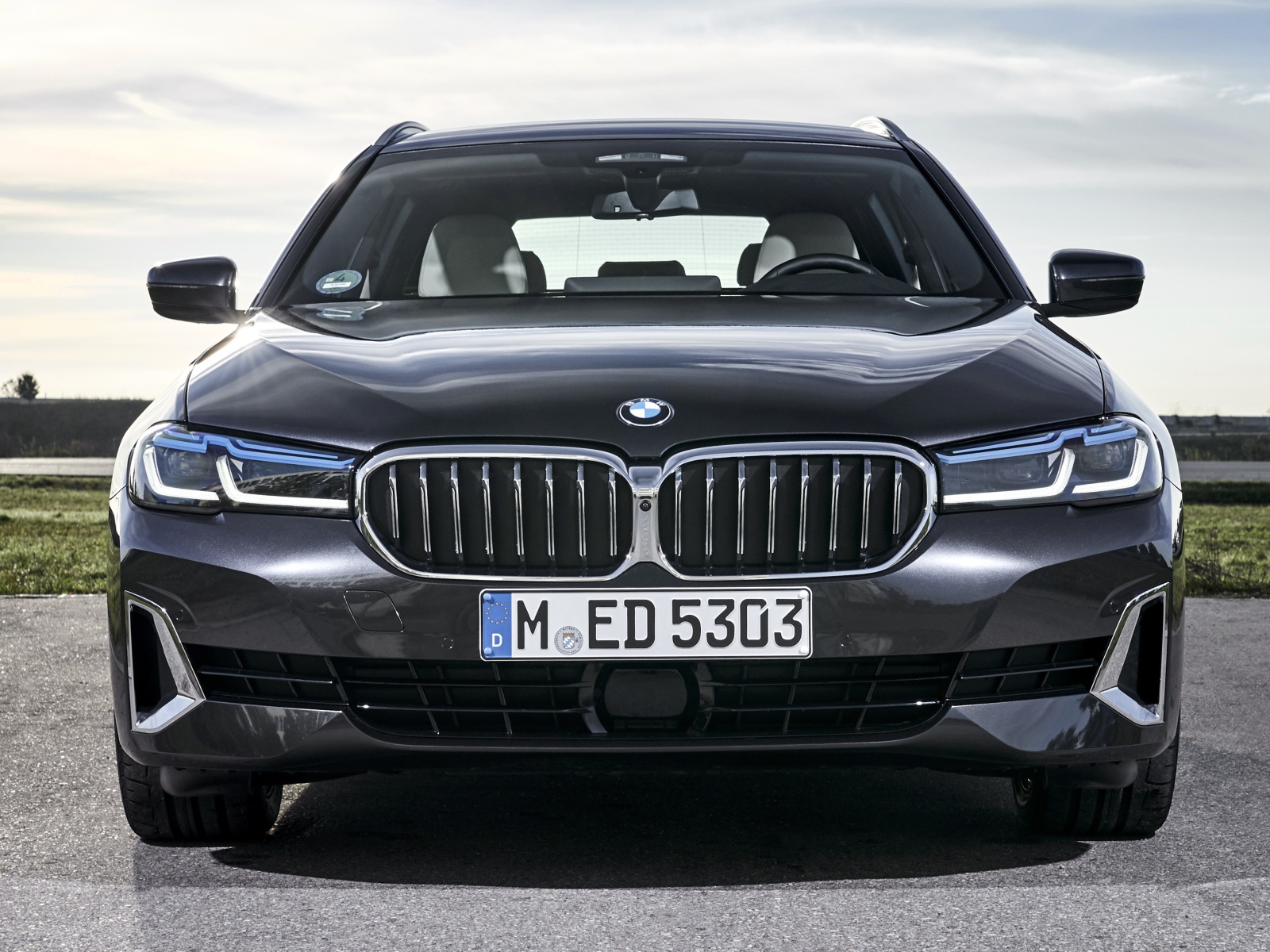 Черный автомобиль BMW 530d XDrive Touring Luxury Line 2020 года вид спереди