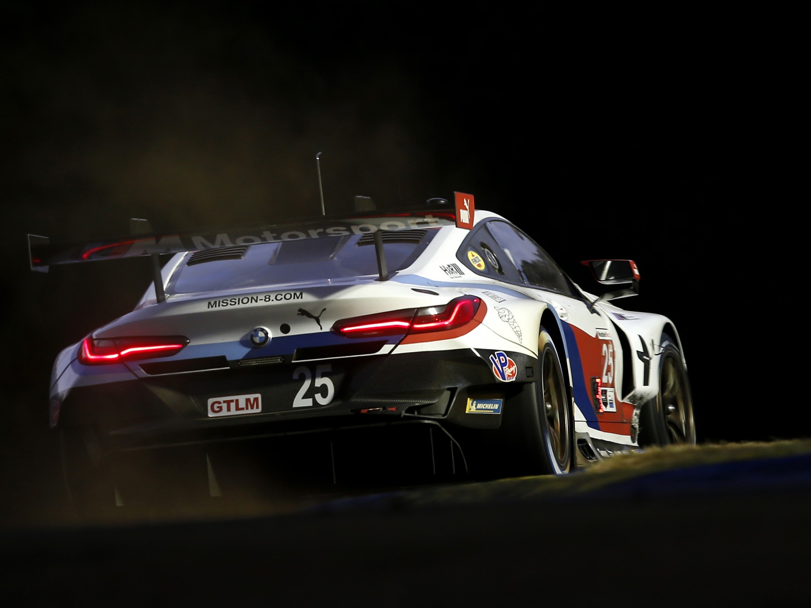 Гоночный автомобиль BMW M8 GTE 2020 года на соревнованиях 