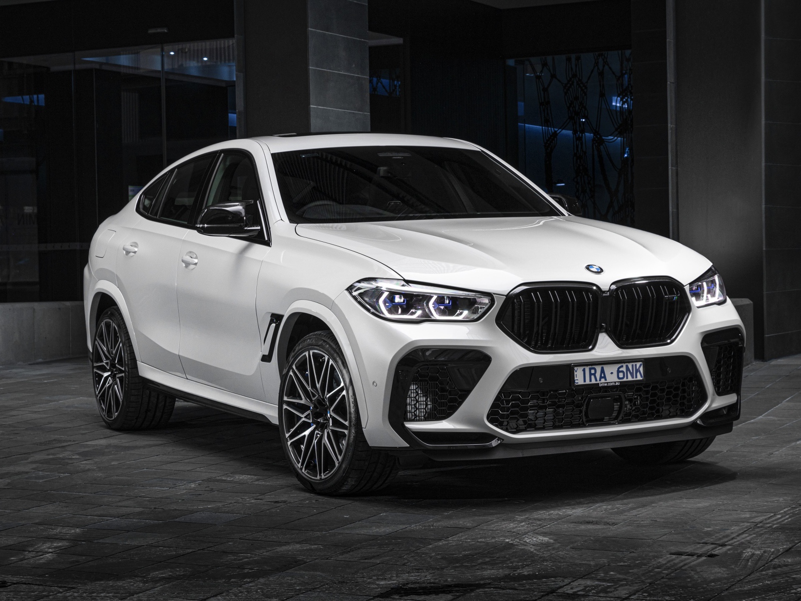 Белый автомобиль BMW X6 M Competition 2020 года 