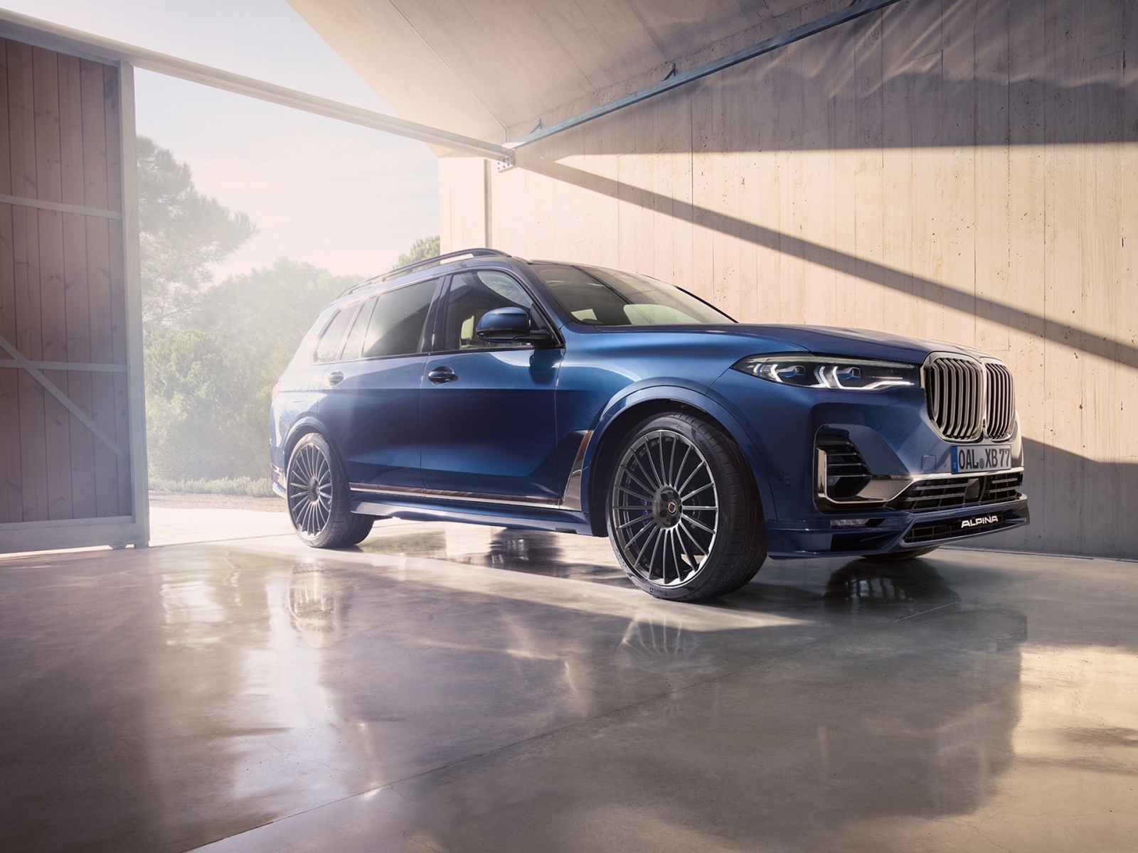 Внедорожник BMW Alpina XB7, 2021 года в гараже 