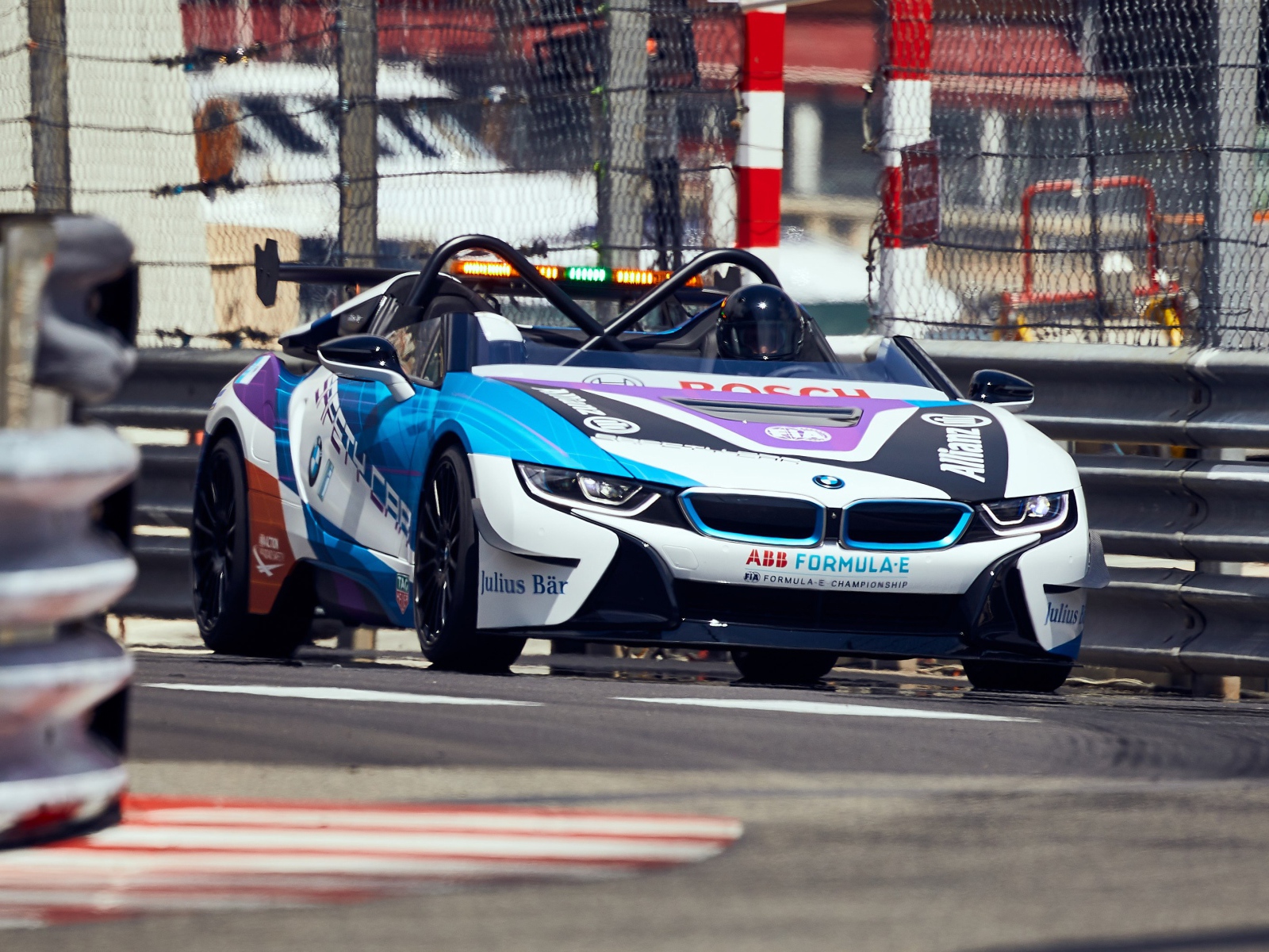 Гоночный автомобиль BMW I8 Roadster на трассе 