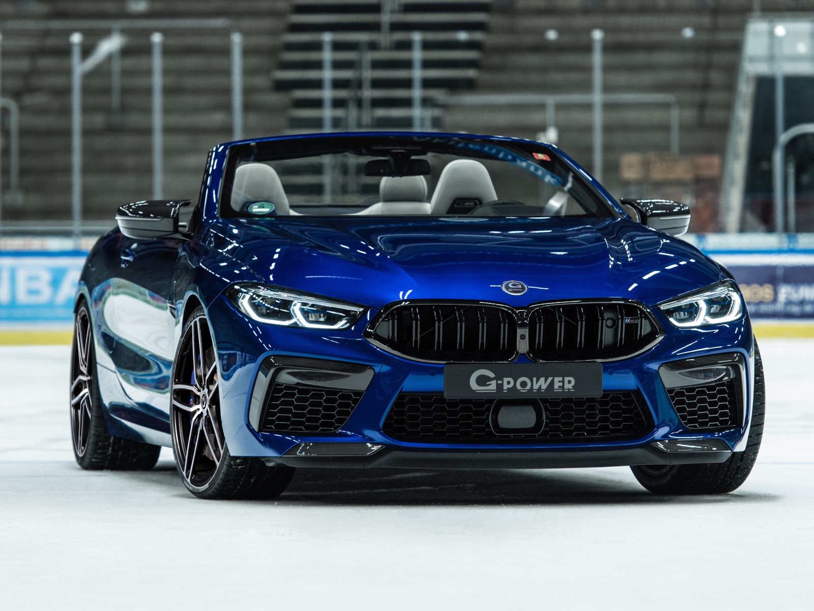 Синий автомобиль  BMW M8 Competition Cabrio 2020 на стадионе 