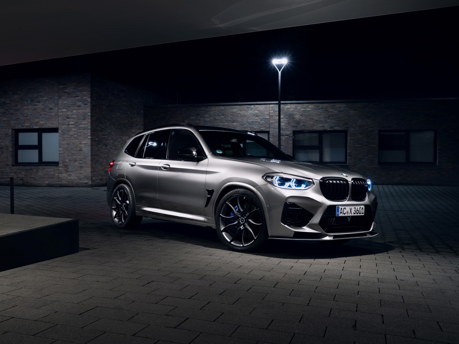 Дорогой автомобиль  BMW X3 M 2020 года на улице 