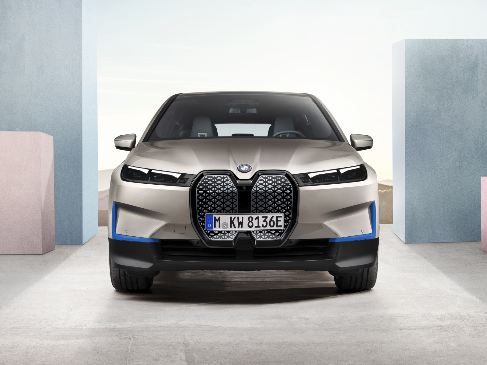 Серебристый автомобиль BMW IX 2021 года вид спереди