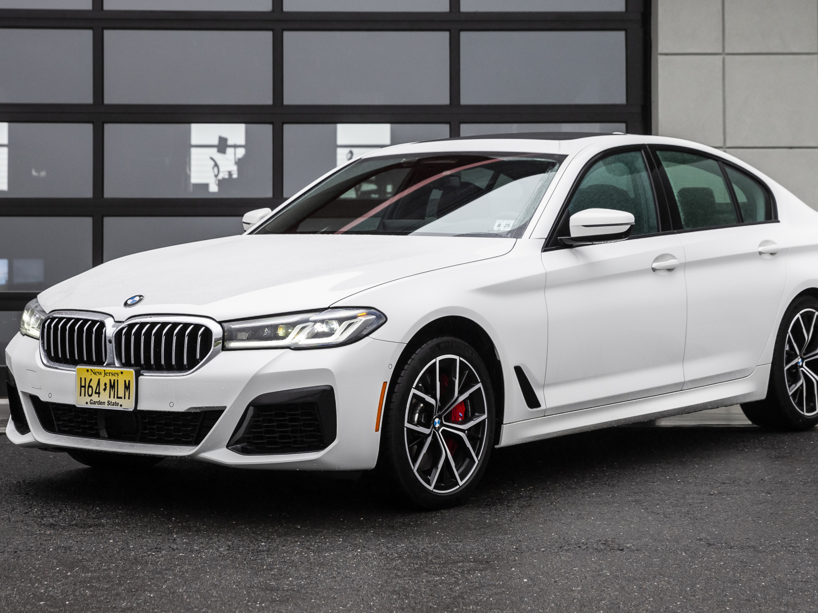 Белый автомобиль BMW 540i XDrive M Sport, 2021 года