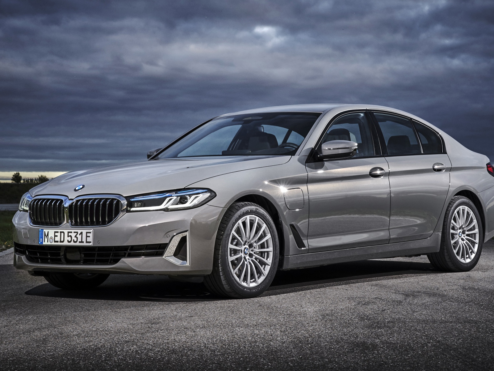 Серебристый автомобиль BMW 530e Luxury Line 2020 года 
