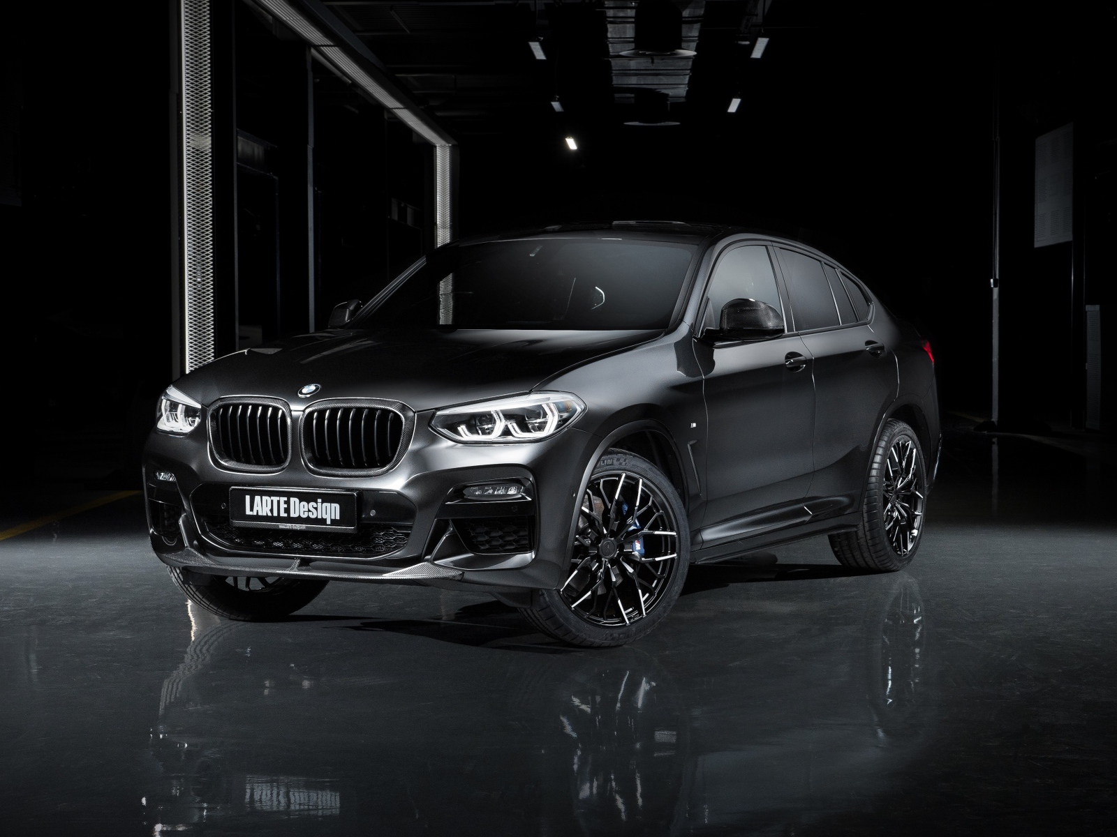 Черный внедорожник Larte Design BMW X4 2020 года в гараже 