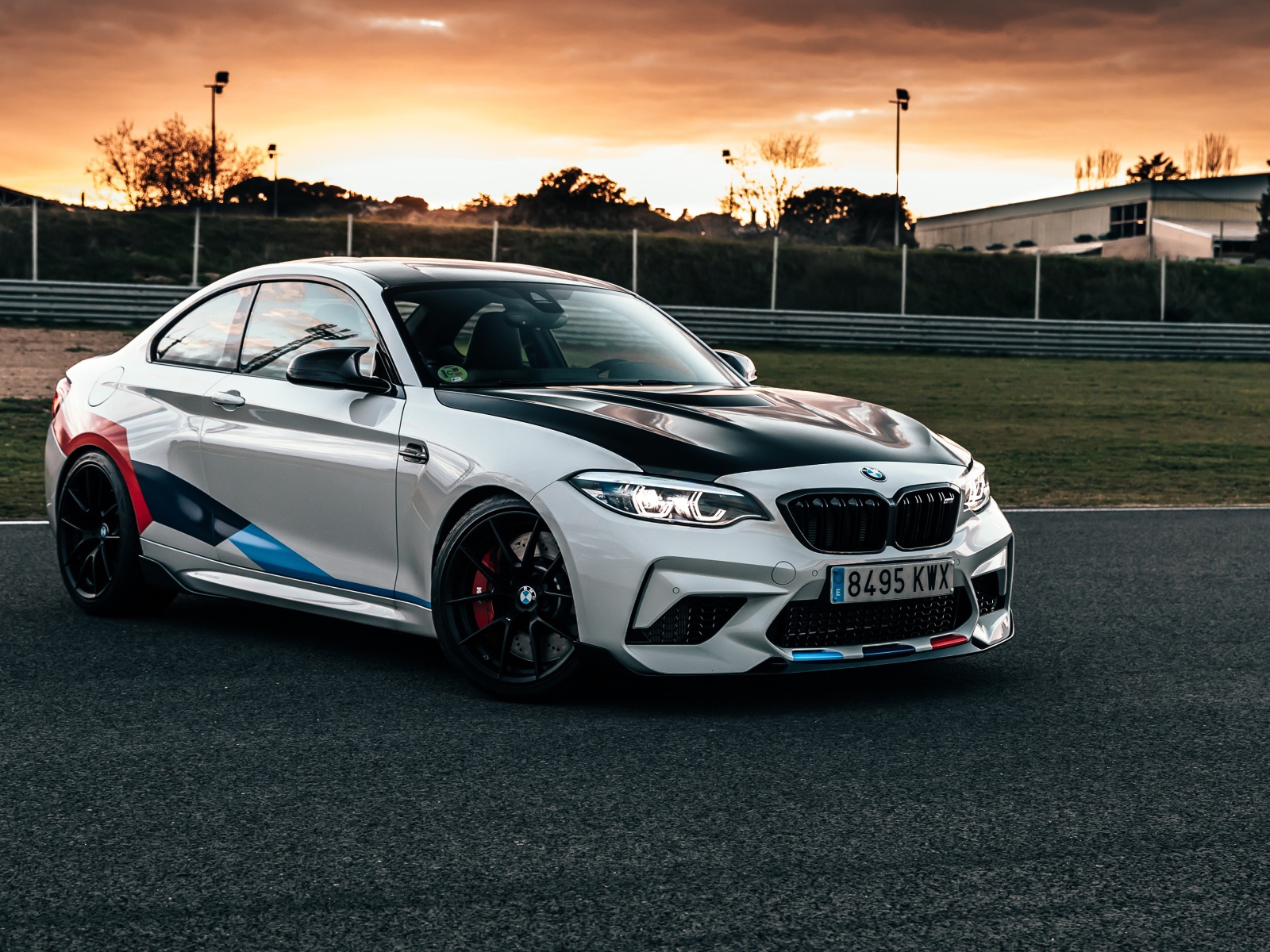Гоночный автомобиль BMW M2 на трассе 