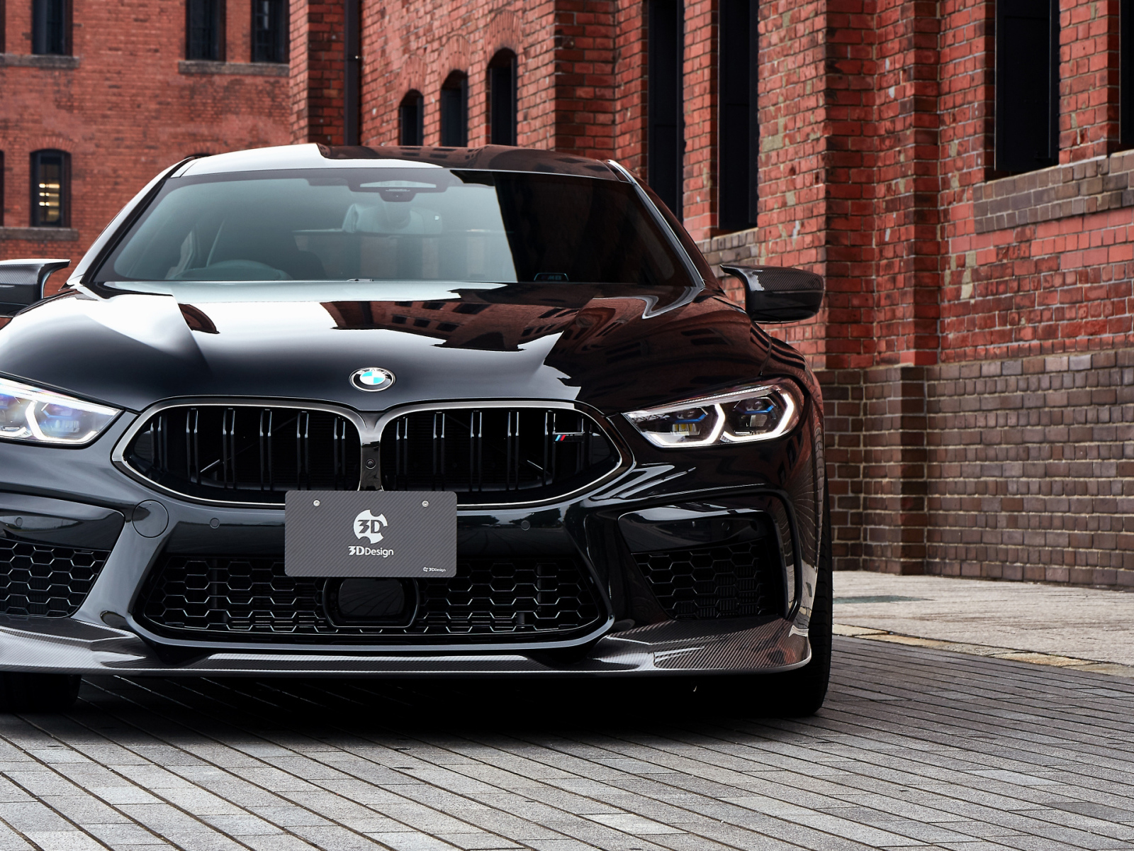 Черный автомобиль BMW M8, 2020 года у кирпичной цены