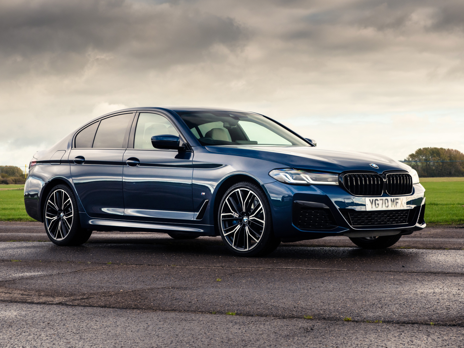 Стильный BMW 530e XDrive M Sport 2020 года на фоне грозового неба