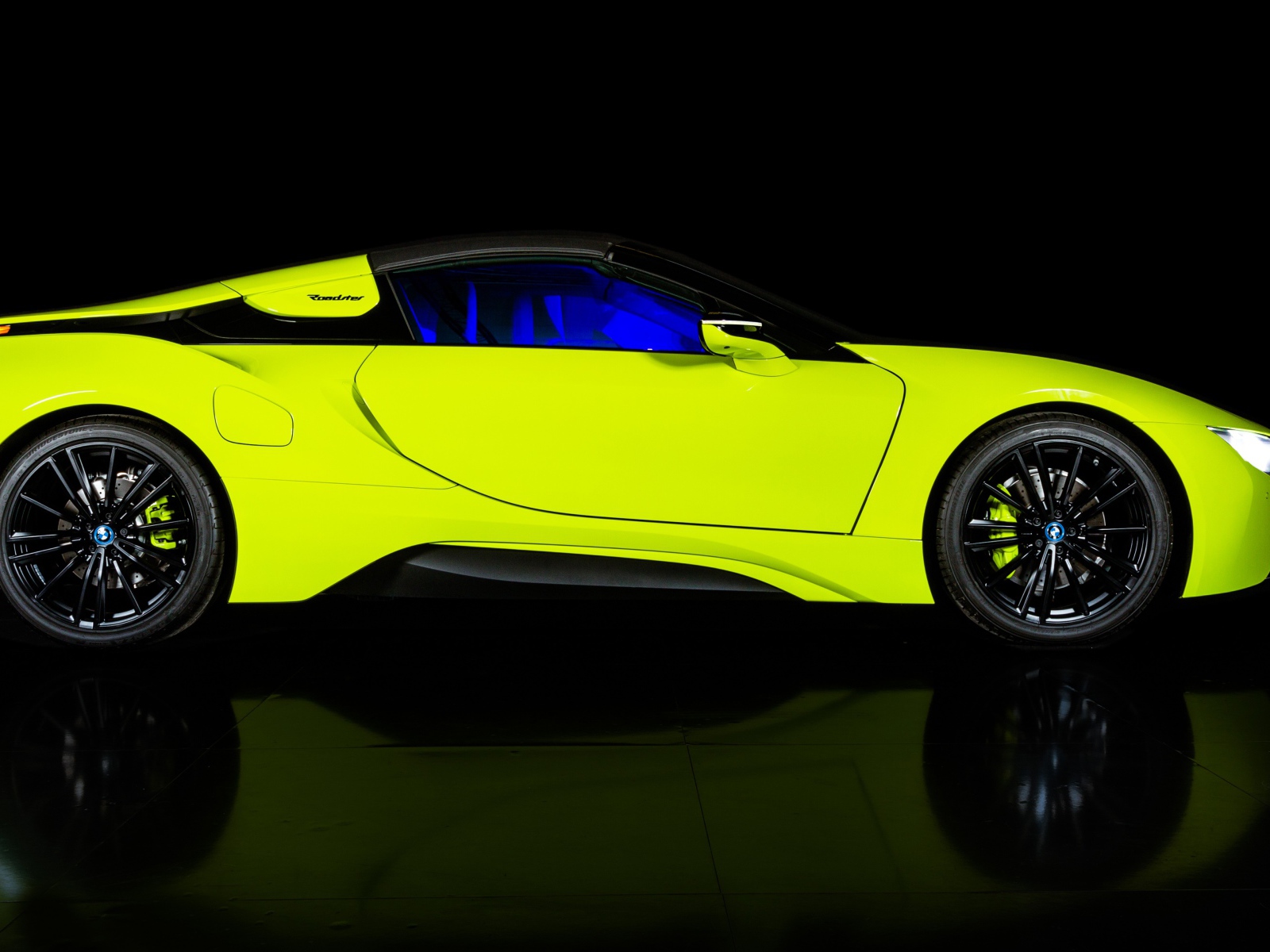 Желтый автомобиль BMW I8 Roadster, 2019 года вид сбоку