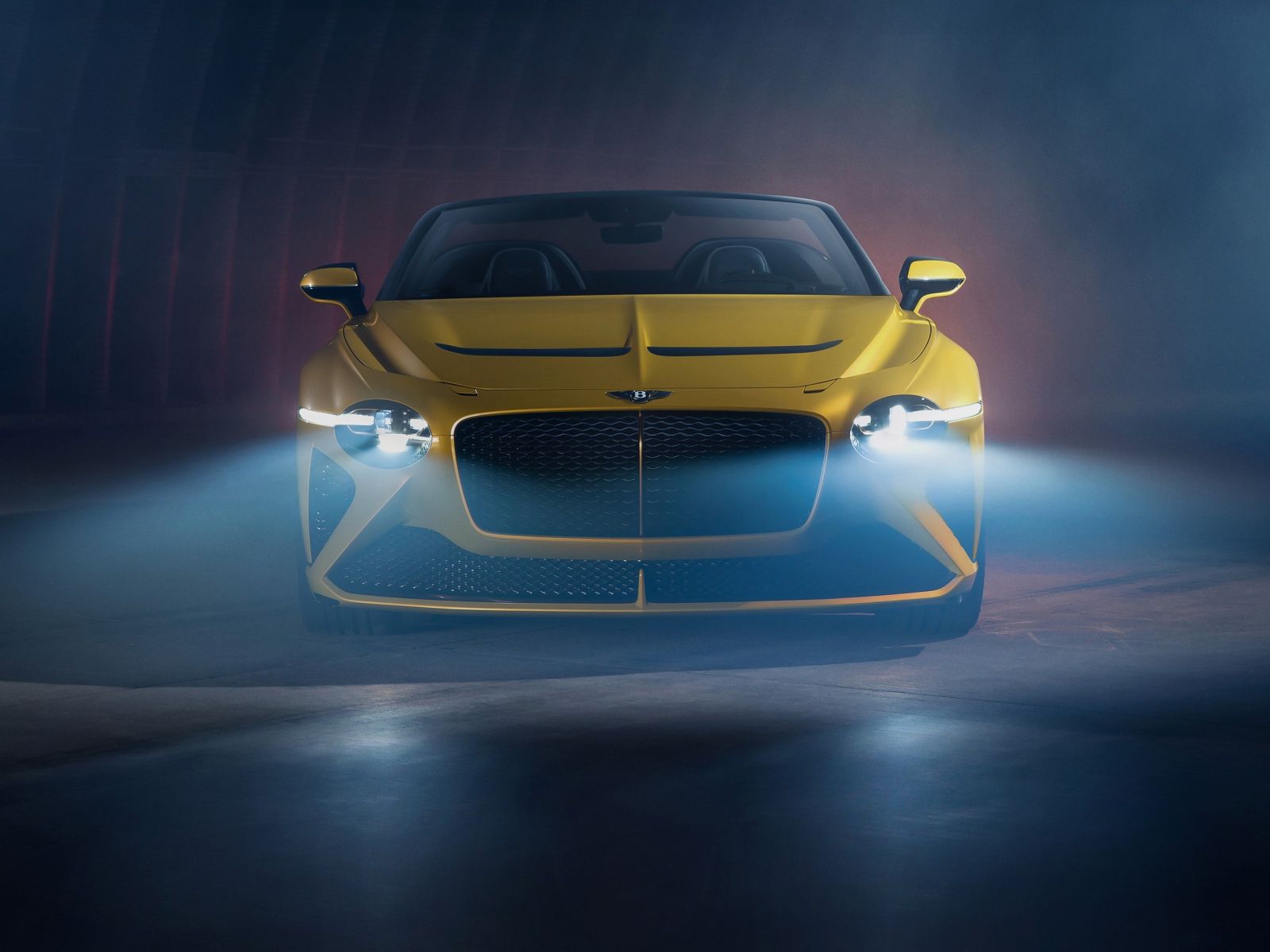 Желтый автомобиль Bentley Mulliner Bacalar 2020 года с включенными фарами