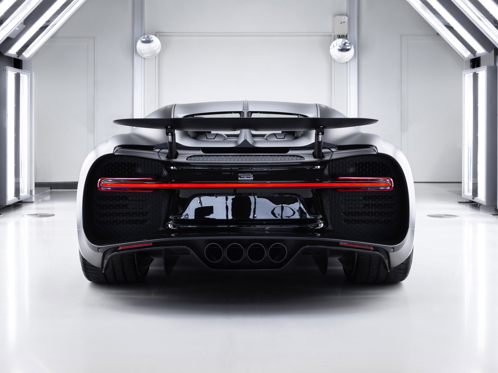 Автомобиль Bugatti Chiron Noire 2020 года вид сзади