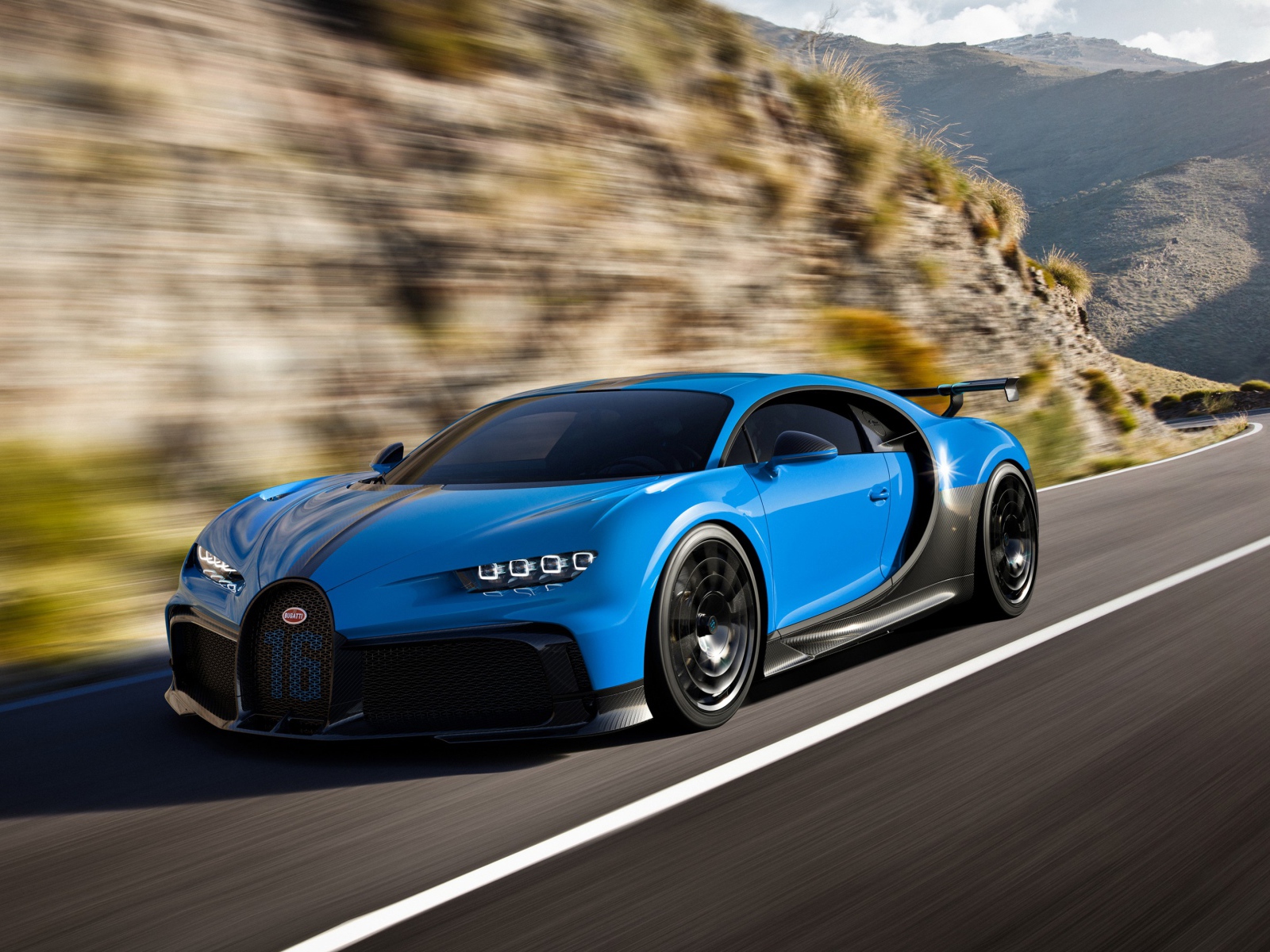 Голубой быстрый автомобиль Bugatti Chiron Pur Sport 2020 года на трассе 