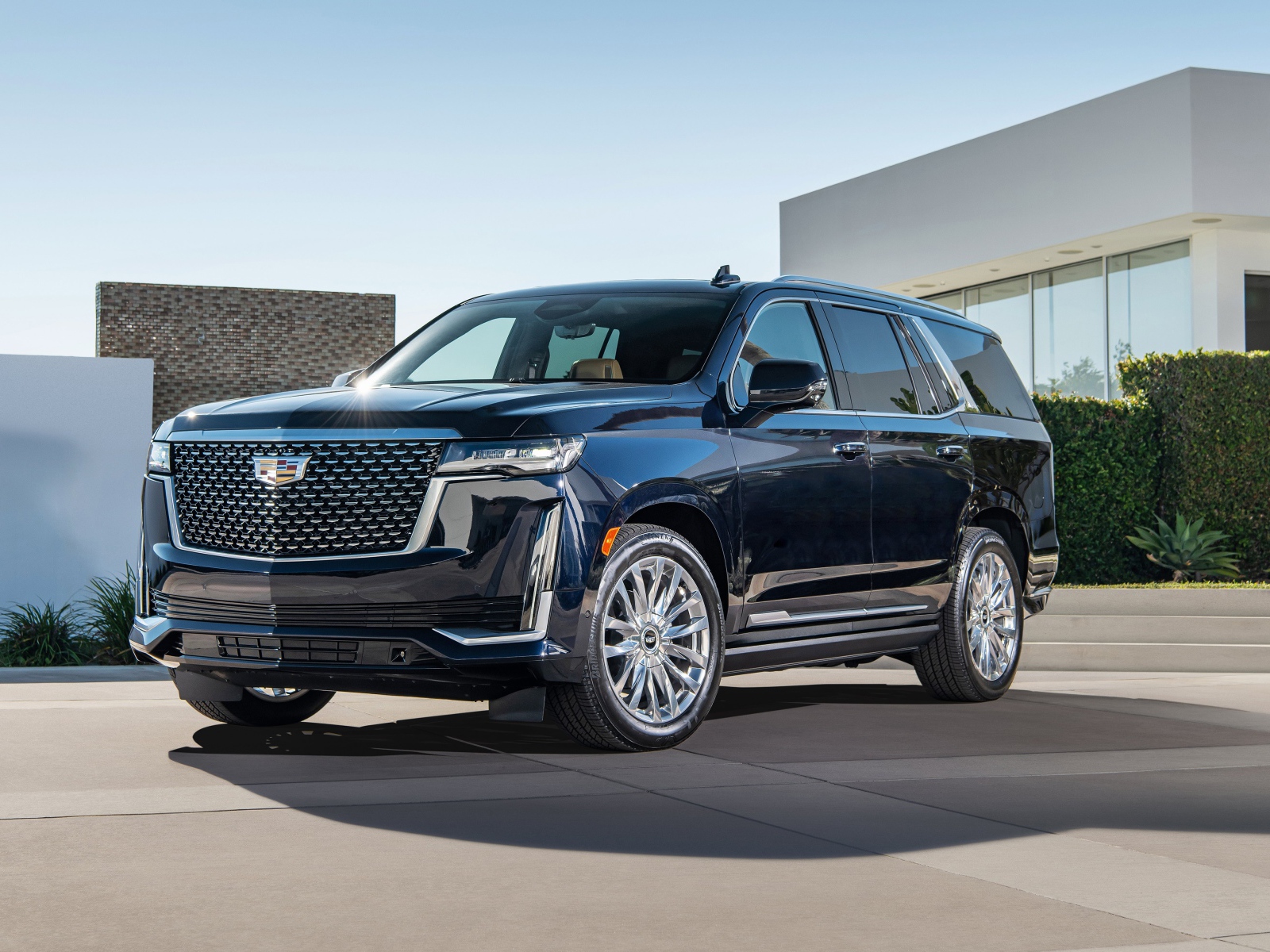 Большой дорогой Cadillac Escalade, 2021 года у дома