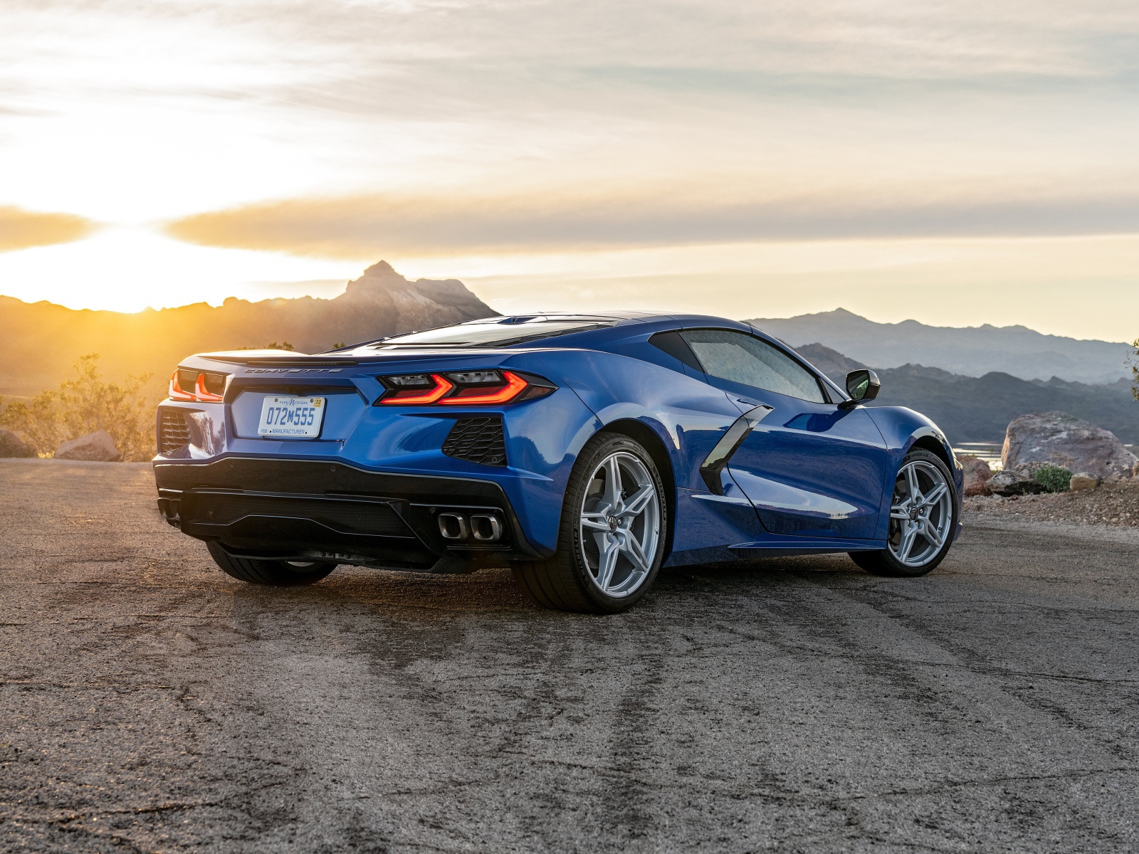 Синий автомобиль  Chevrolet Corvette Stingray года на фоне неба