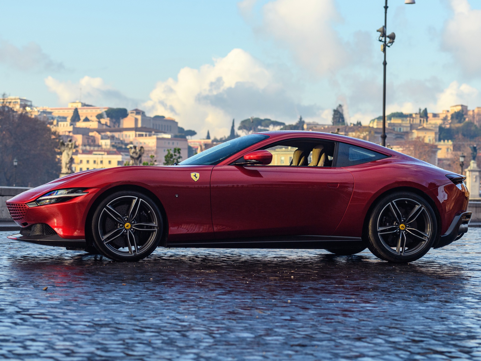 Красный автомобиль Ferrari Roma 2020 года в городе 