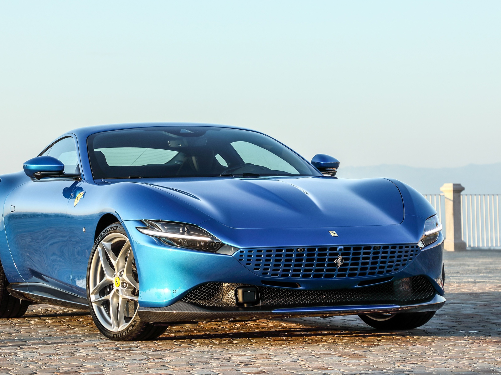 Синий быстрый автомобиль Ferrari Roma 2021 года 
