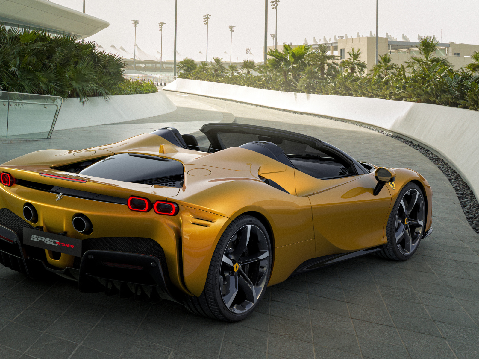 Автомобиль Ferrari SF90 Spider 2021 года цвет золотистый металлик