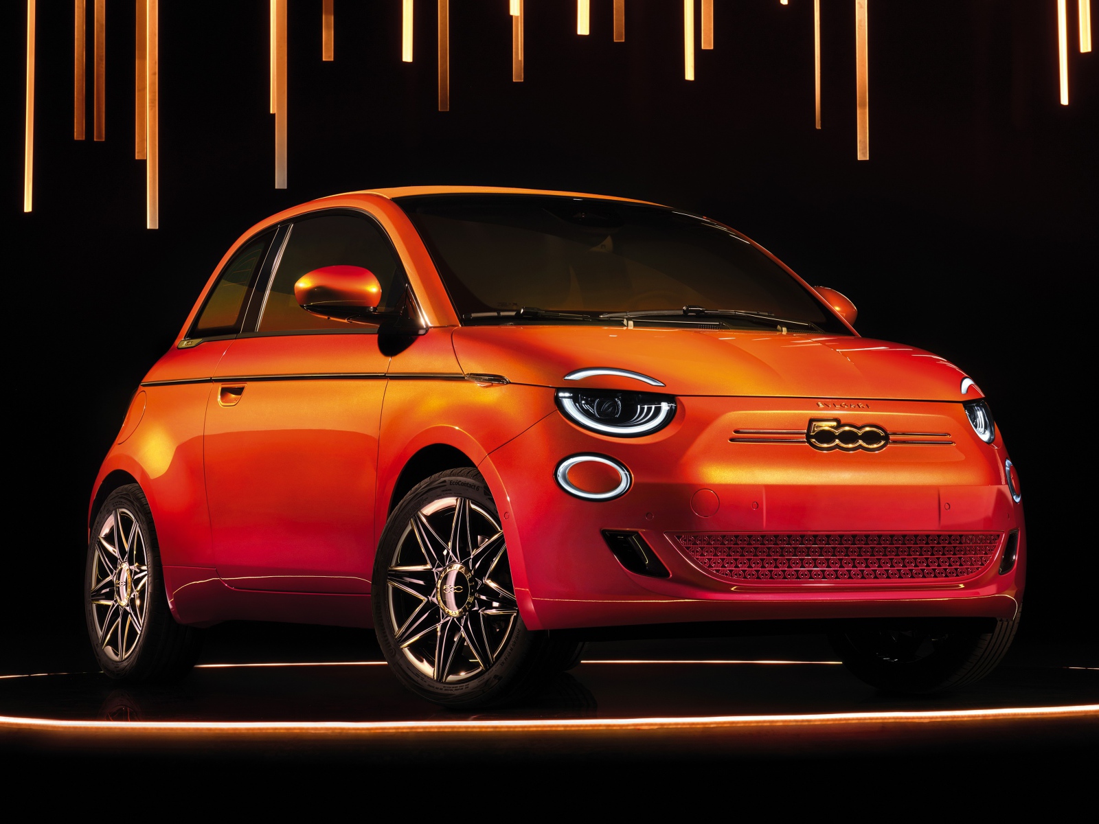 Оранжевый миниатюрный автомобиль Fiat B500 MAI TROPPO By Bvlgari 2020 года 