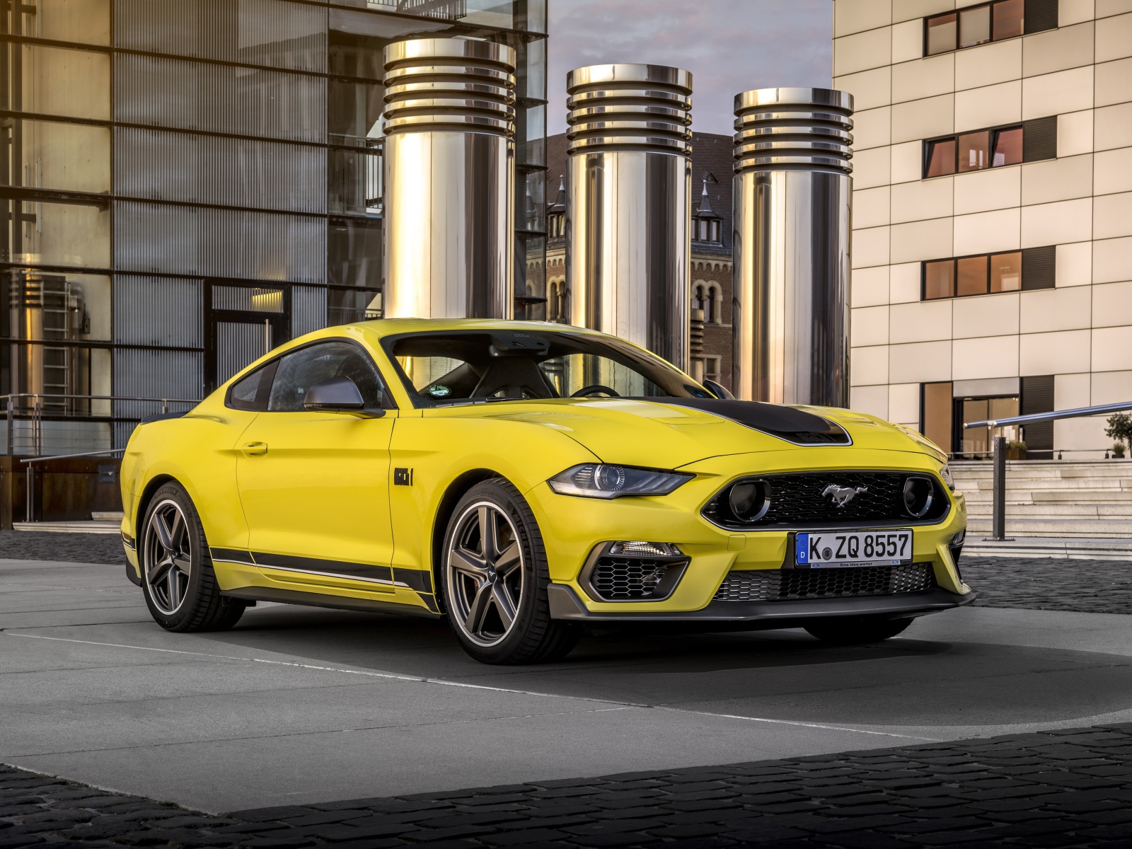 Быстрый желтый автомобиль Ford Mustang Mach 1 2021 года у здания 