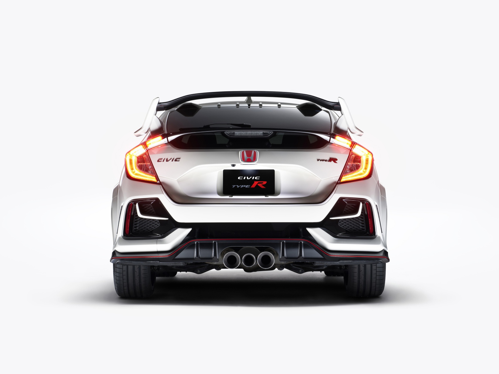 Автомобиль Honda Civic Type R 2020 года вид сзади на белом фоне