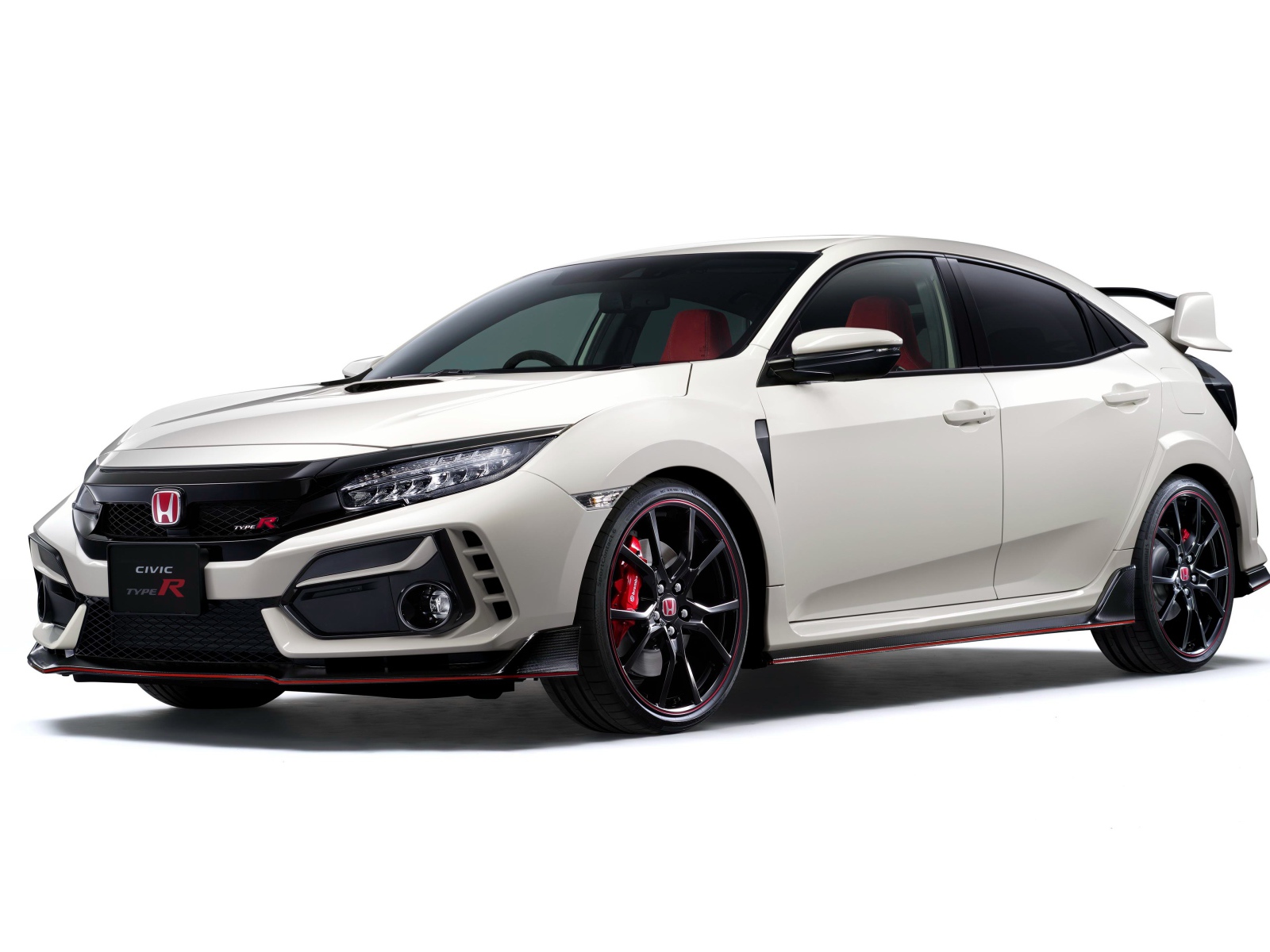Белый автомобиль Honda Civic Type R 2020 года